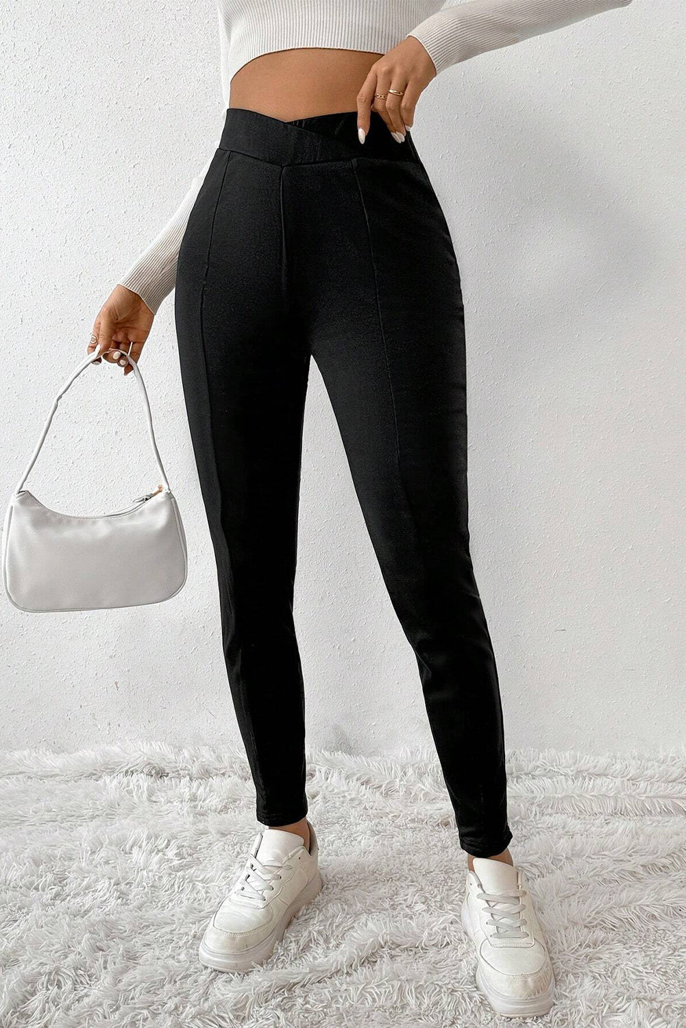 Black Crossed Waist Seamed Leg Thermal LeggingsMaterial:67%Polyester+30%Viscose+3%Elastane
• Embrace sophistication with these leggings, featuring a stylish black color that adds a touch of elegance to any outf