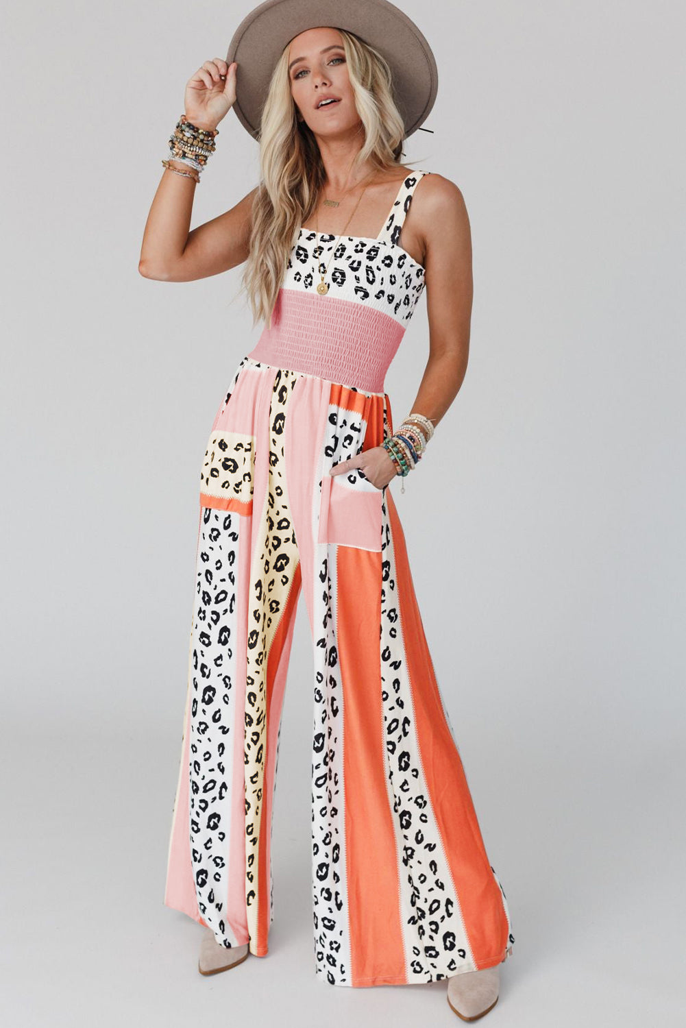 Pink Leopard Color Block Patchwork Strap JumpsuitMaterial:100%Polyester
The pink leopard color block mix print design creates a trendy and playful look, perfect for making a fashion statement.
The