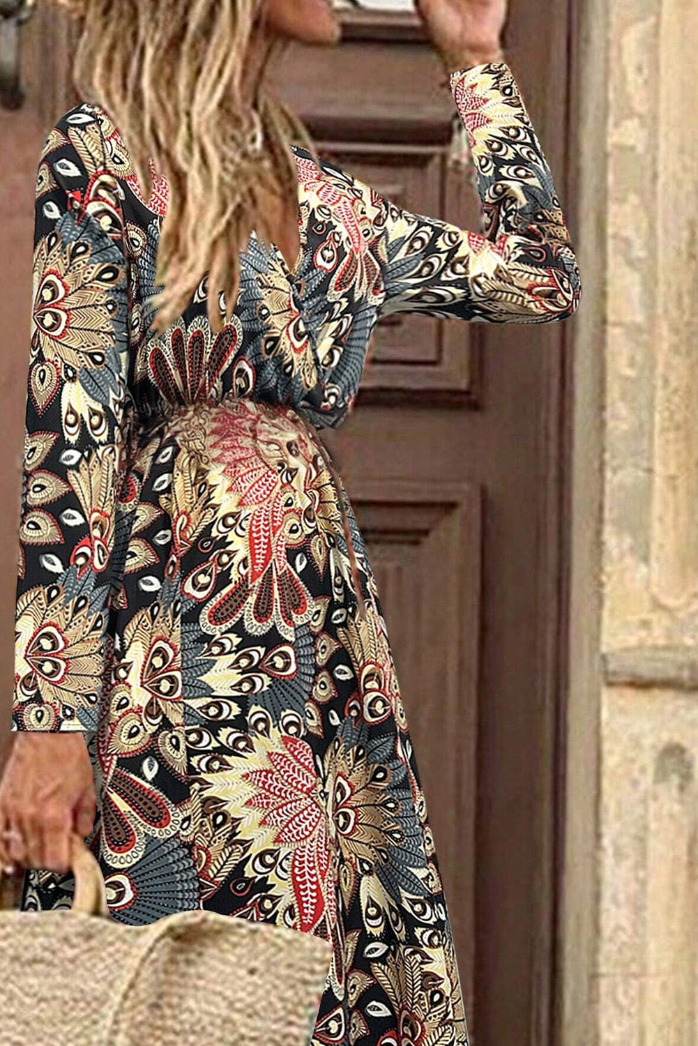 Black Floral Print V Neck Wrap High Waist Maxi DressMaterial:100%Polyester
• The intricate floral pattern adds a touch of romance to any occasion, making it perfect for both day and evening wear.
• The wrap style a