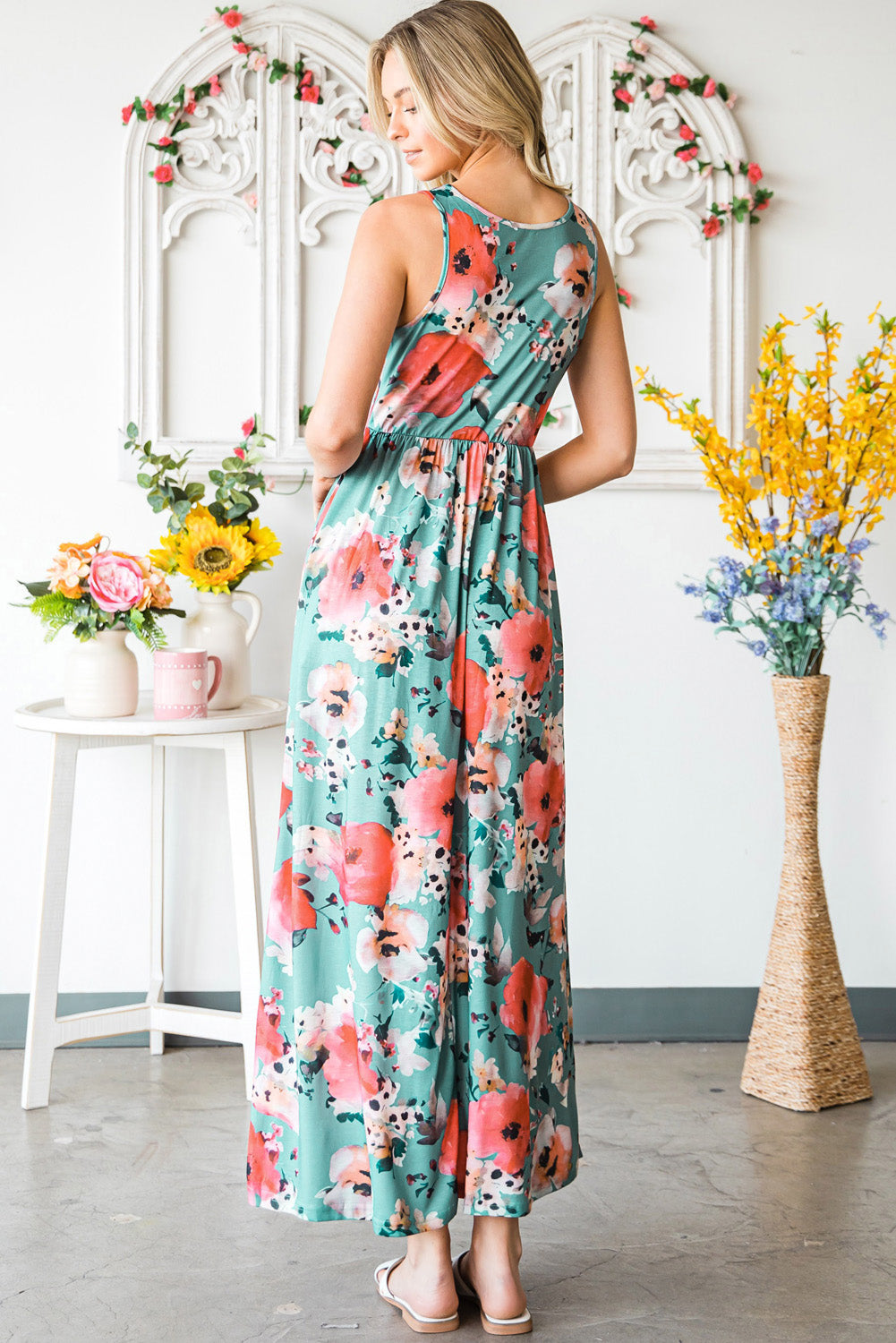 Green Floral Print Sleeveless Maxi Summer Tank DressMaterial:95%Polyester+5%Elastane
•A floral print dress that features a sleeveless design, a long maxi length, and a round neck for a sophisticated look.
