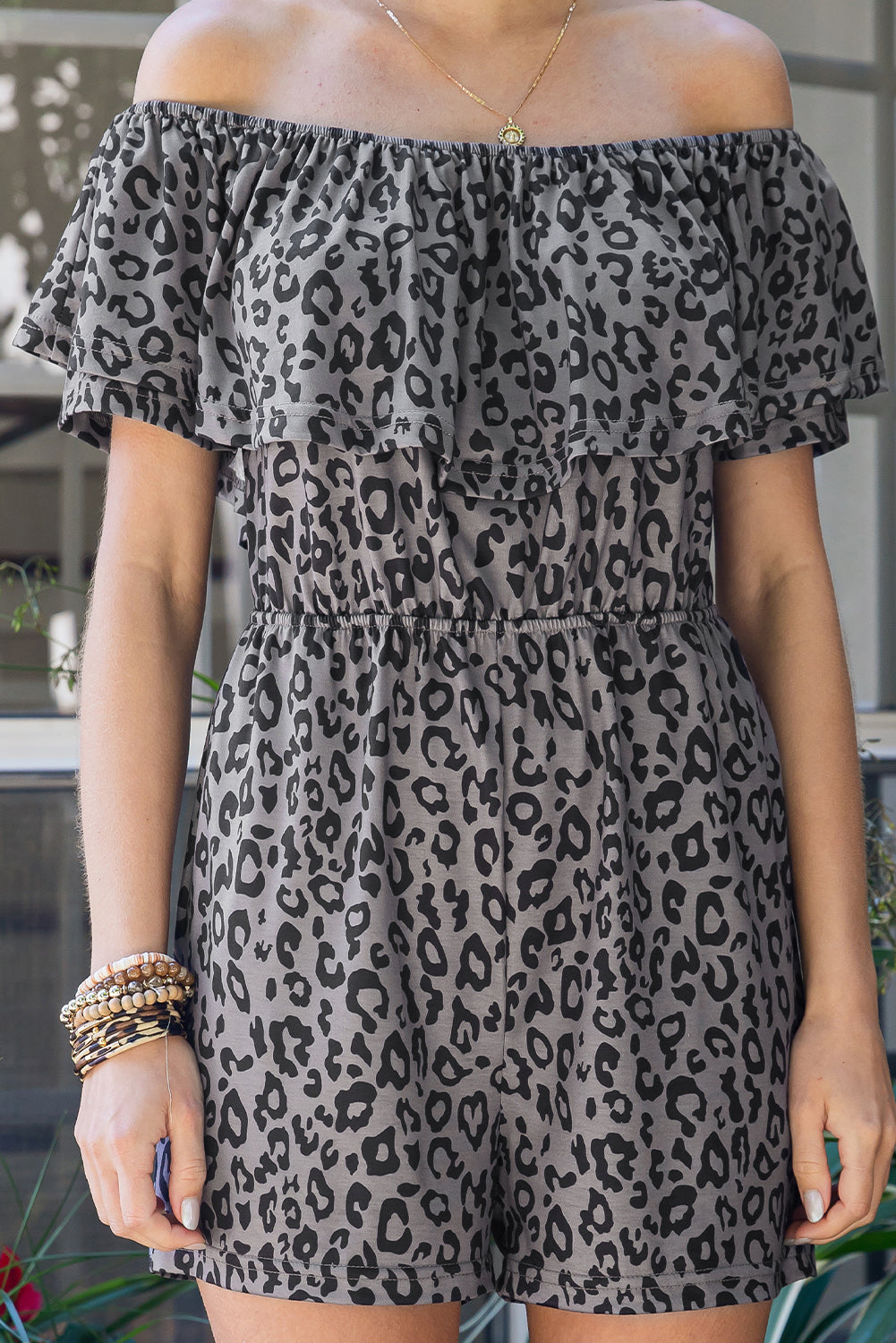 Leopard Print Ruffle Pocket Off Shoulder RomperMaterial:95%Polyester+5%Elastane
This ladies’ romper is classic and wild with animal print all over
Off-shoulder design with elastic neckline, overla