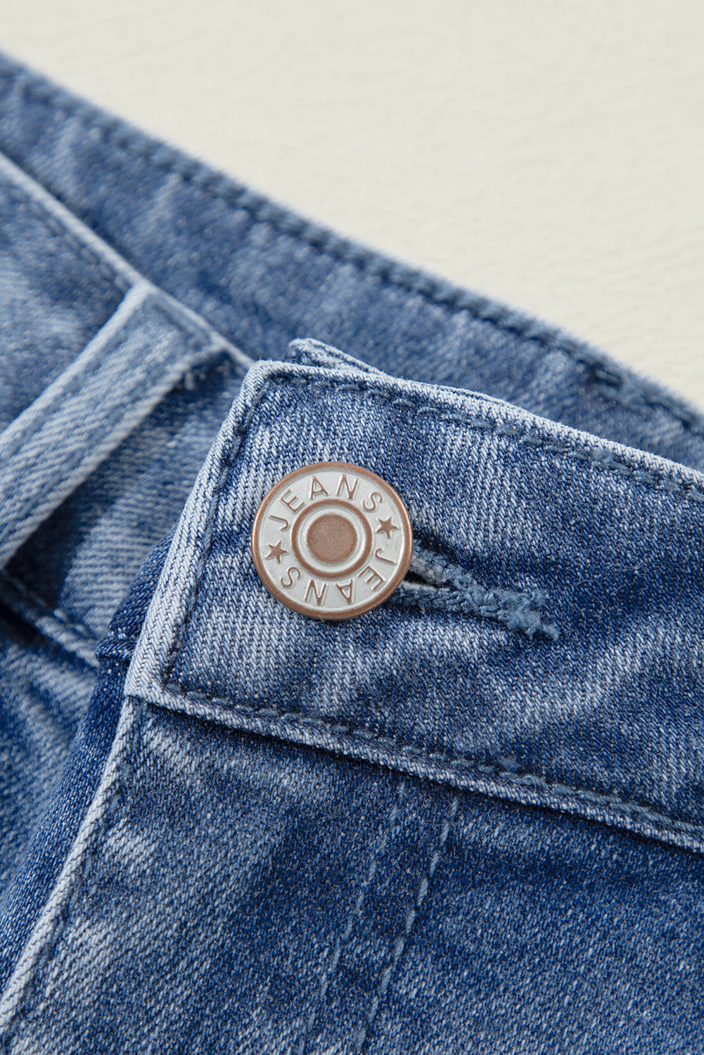 Ashleigh Blue Acid Wash Distressed Wide Leg High Waist JeansMaterial:93%Cotton+5%polyester+2%Elastane
• Distressed wide-leg jeans in a unique acid wash, perfect for a vintage look with a modern twist.
• High-waisted design