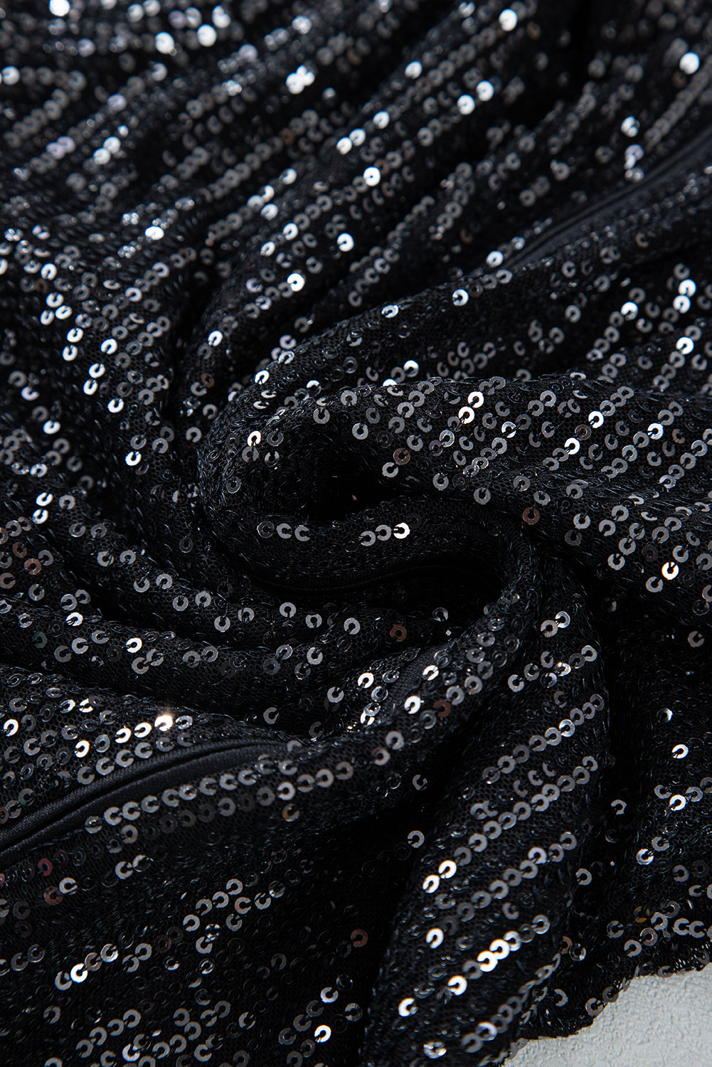 Black Sequin V Neck Zipped Long Sleeve BodysuitMaterial:95%POLYESTER+5%ELASTANE
Prepare to be mesmerized by this stunning sequin bodysuit that's bound to turn heads.
With its sexy v-neck, lo