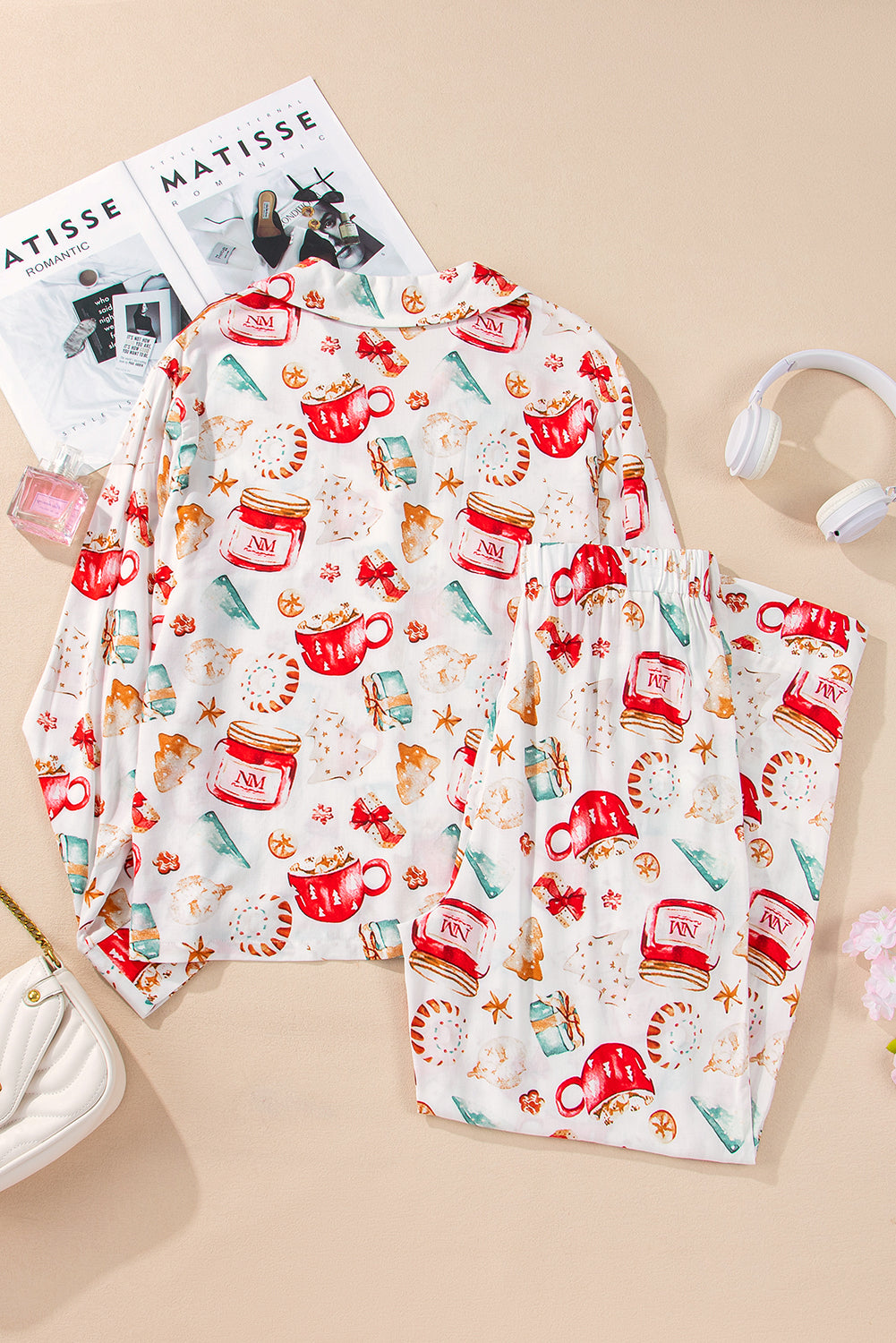 White Christmas Pattern Long Sleeve Shirt and Pants Pajama SetMaterial:100%Viscose
Festive Christmas pattern for a joyful holiday vibe.
Long sleeves provide warmth and comfort during the festive season.
