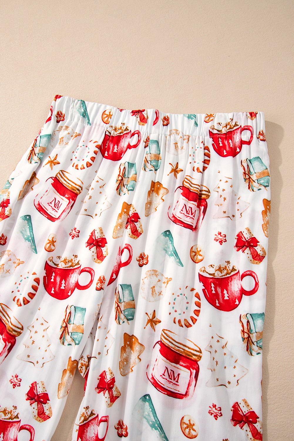White Christmas Pattern Long Sleeve Shirt and Pants Pajama SetMaterial:100%Viscose
Festive Christmas pattern for a joyful holiday vibe.
Long sleeves provide warmth and comfort during the festive season.