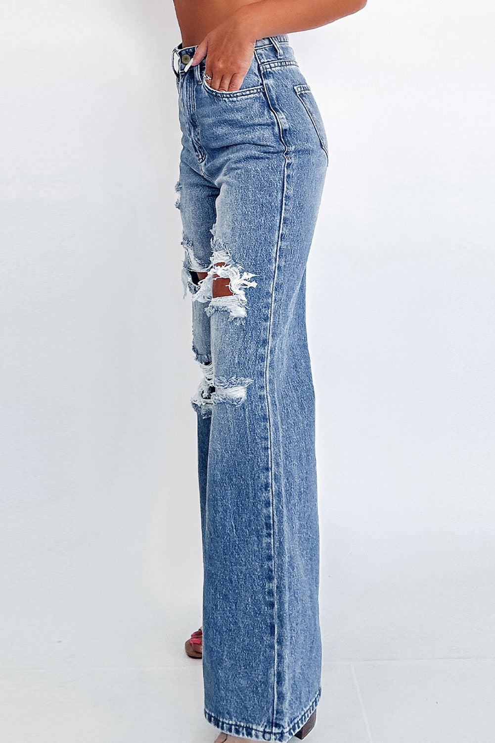 Ashleigh Blue Acid Wash Distressed Wide Leg High Waist JeansMaterial:93%Cotton+5%polyester+2%Elastane
• Distressed wide-leg jeans in a unique acid wash, perfect for a vintage look with a modern twist.
• High-waisted design