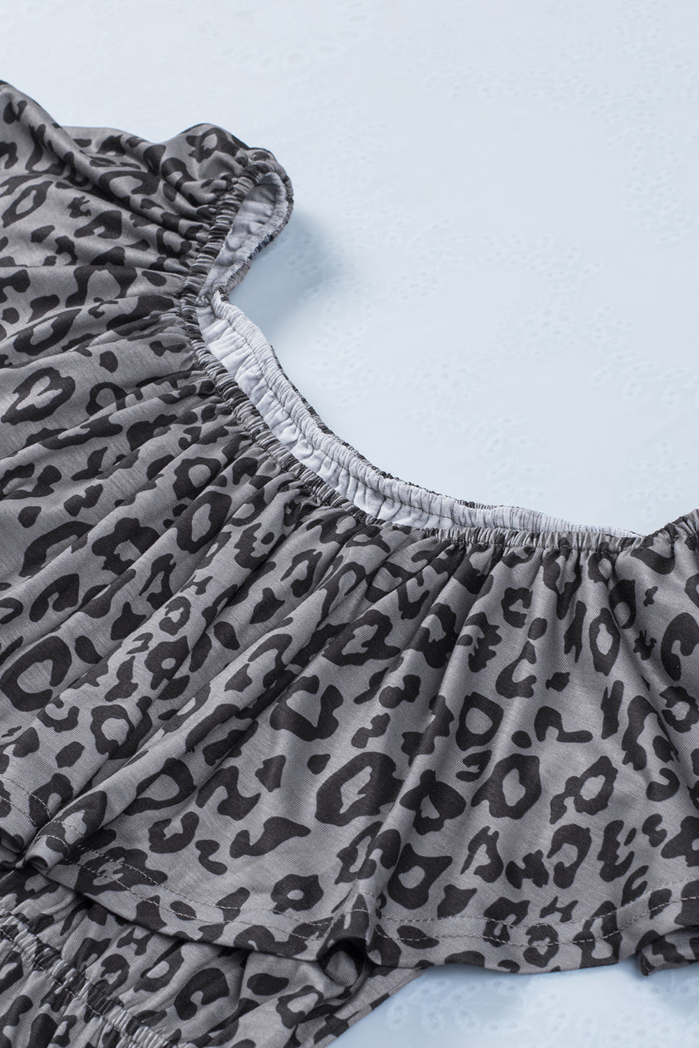 Leopard Print Ruffle Pocket Off Shoulder RomperMaterial:95%Polyester+5%Elastane
This ladies’ romper is classic and wild with animal print all over
Off-shoulder design with elastic neckline, overla