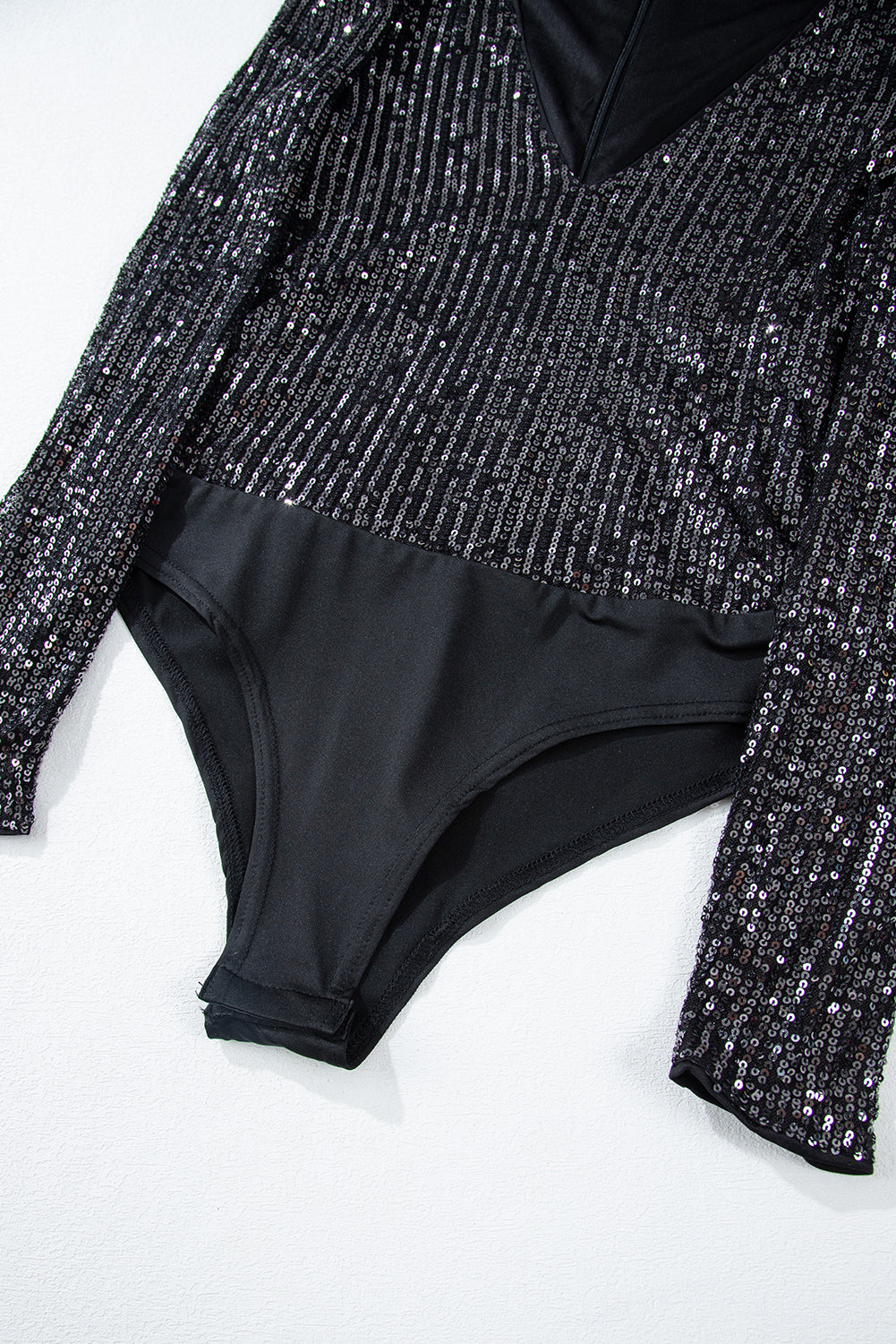 Black Sequin V Neck Zipped Long Sleeve BodysuitMaterial:95%POLYESTER+5%ELASTANE
Prepare to be mesmerized by this stunning sequin bodysuit that's bound to turn heads.
With its sexy v-neck, lo