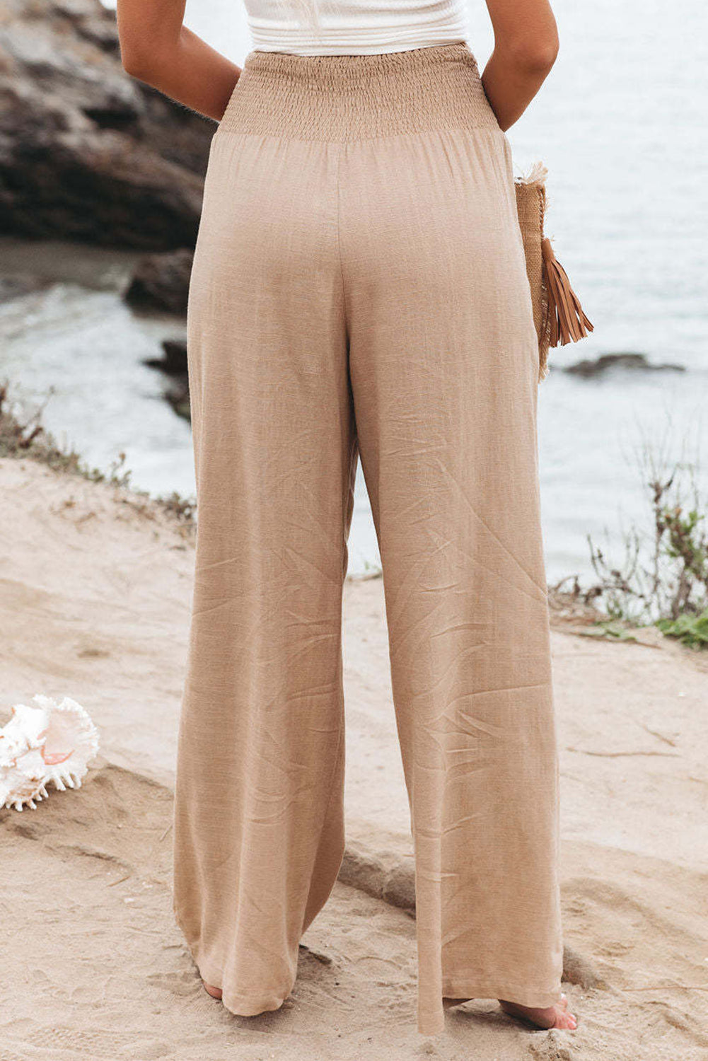 Black Smocked Wide Waistband High Waist Wide Leg PantsMaterial:65%COTTON+35%POLYESTER
Flattering smocked waistband cinches at the
waist for a lovely silhouette
High waist design elongates legs for a
st