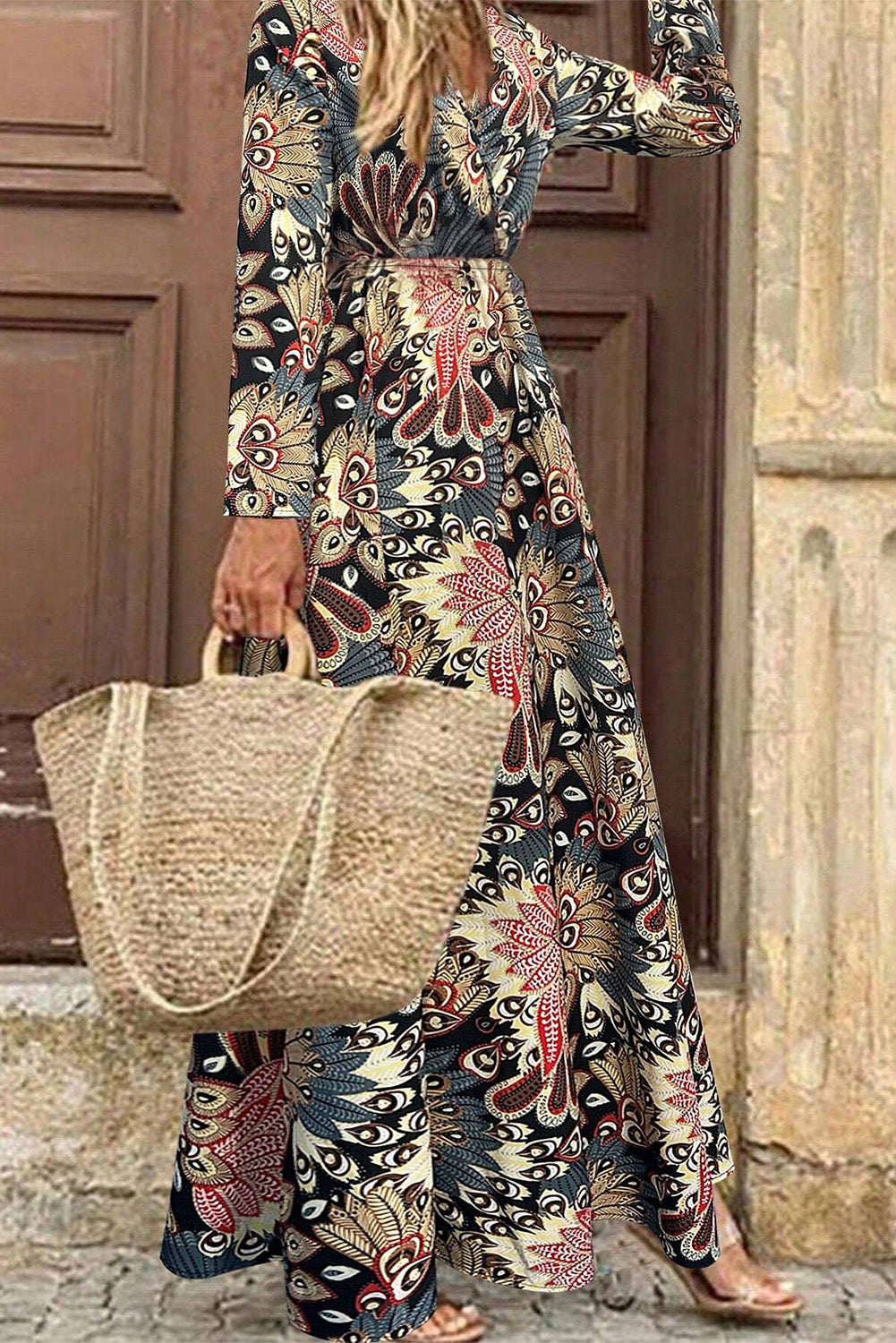 Black Floral Print V Neck Wrap High Waist Maxi DressMaterial:100%Polyester
• The intricate floral pattern adds a touch of romance to any occasion, making it perfect for both day and evening wear.
• The wrap style a