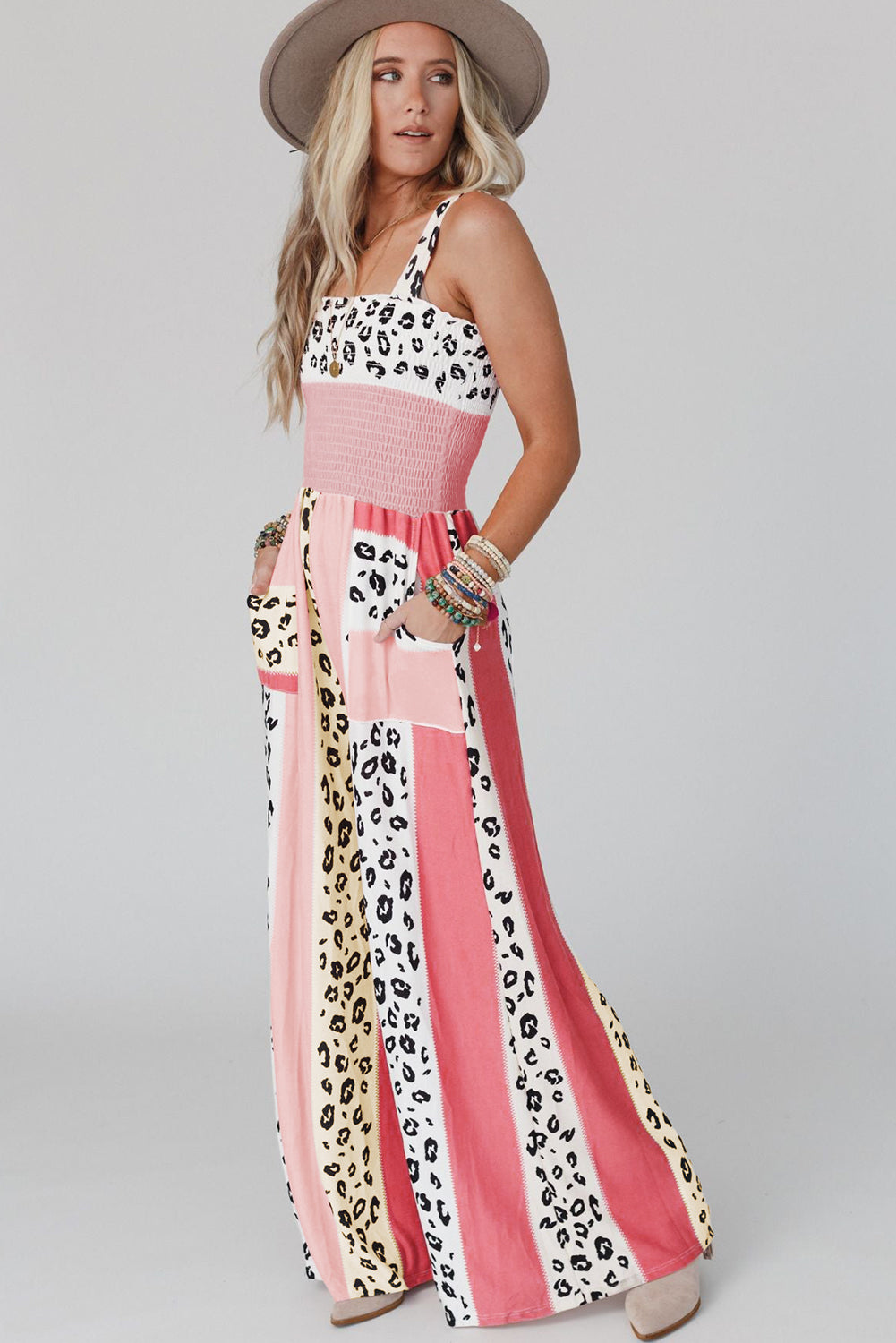 Pink Leopard Color Block Patchwork Strap JumpsuitMaterial:100%Polyester
The pink leopard color block mix print design creates a trendy and playful look, perfect for making a fashion statement.
The