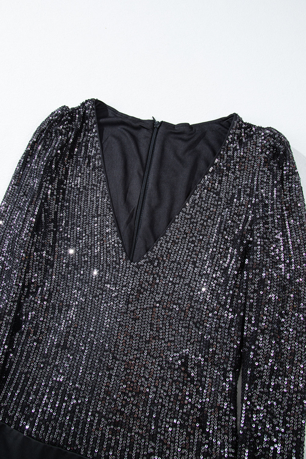 Black Sequin V Neck Zipped Long Sleeve BodysuitMaterial:95%POLYESTER+5%ELASTANE
Prepare to be mesmerized by this stunning sequin bodysuit that's bound to turn heads.
With its sexy v-neck, lo