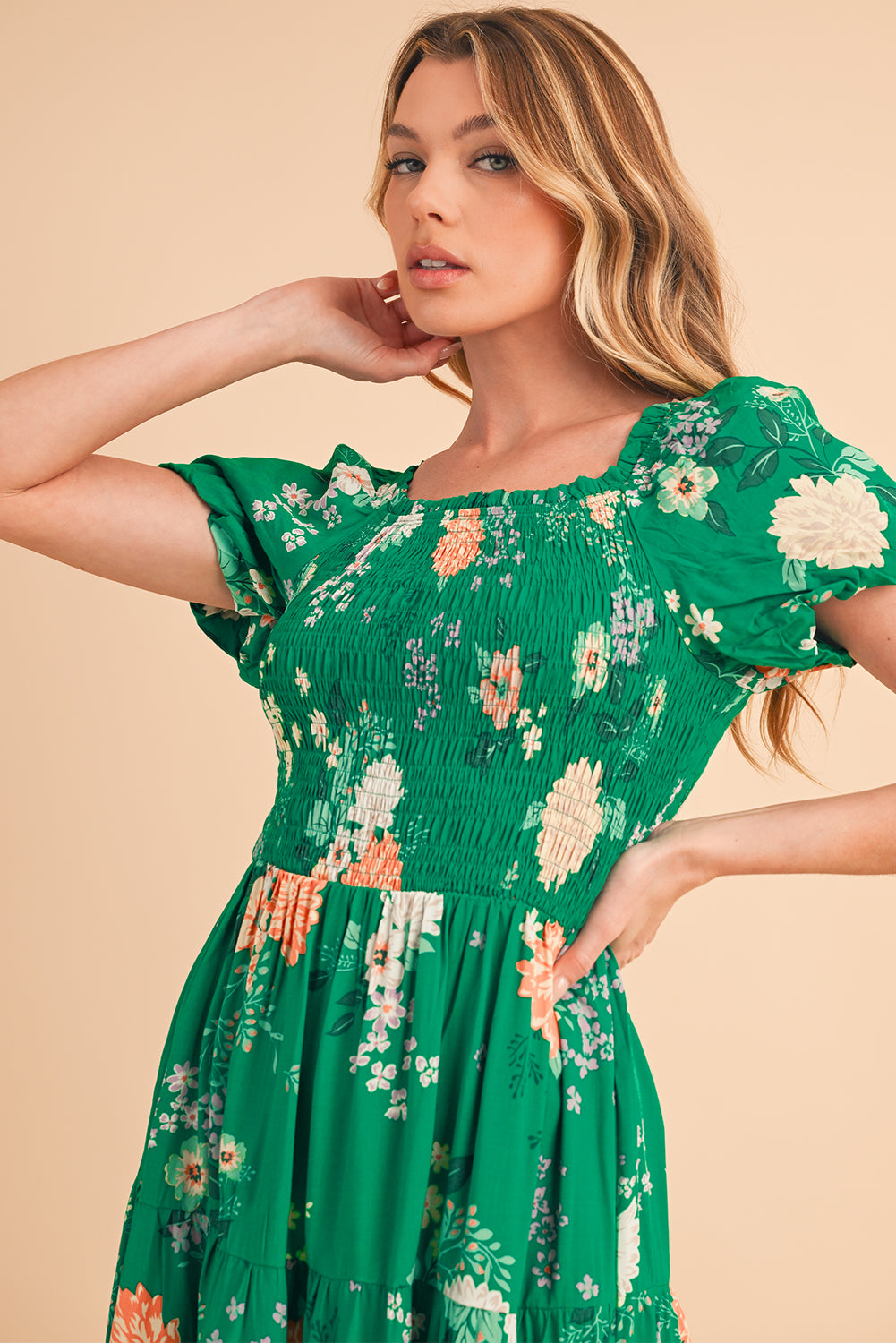 Green Floral Print Bubble Sleeve Smocked Tiered Midi DressMaterial:100%Viscose
This chic dress adds a vibrant and feminine touch, creating a romantic look
The smocked panel provides a fitted and flattering w