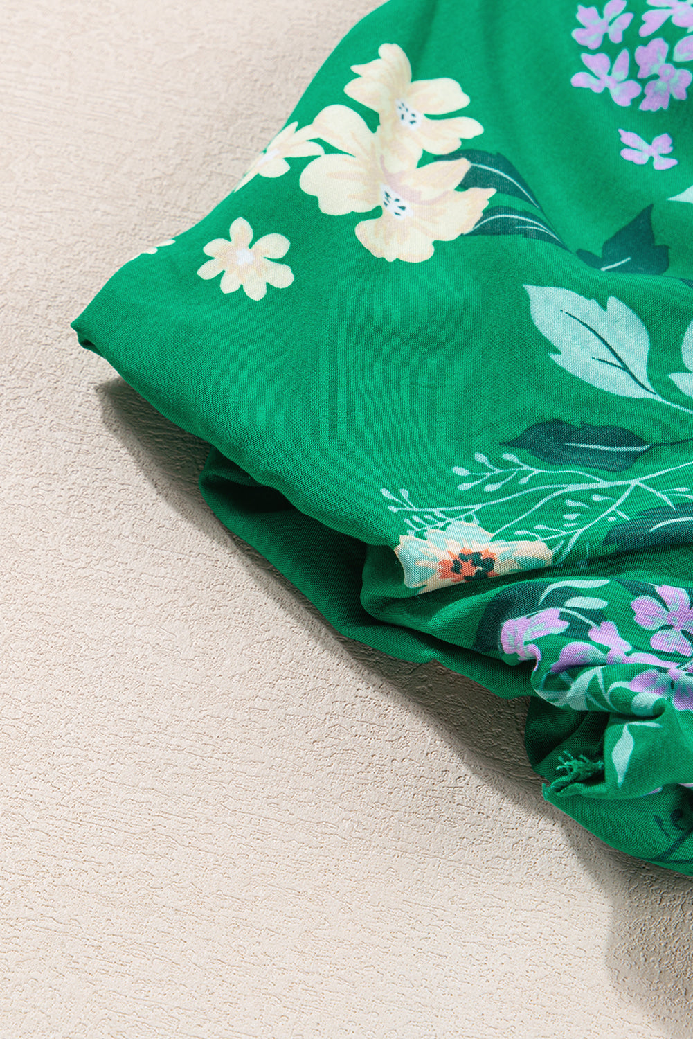 Green Floral Print Bubble Sleeve Smocked Tiered Midi DressMaterial:100%Viscose
This chic dress adds a vibrant and feminine touch, creating a romantic look
The smocked panel provides a fitted and flattering w