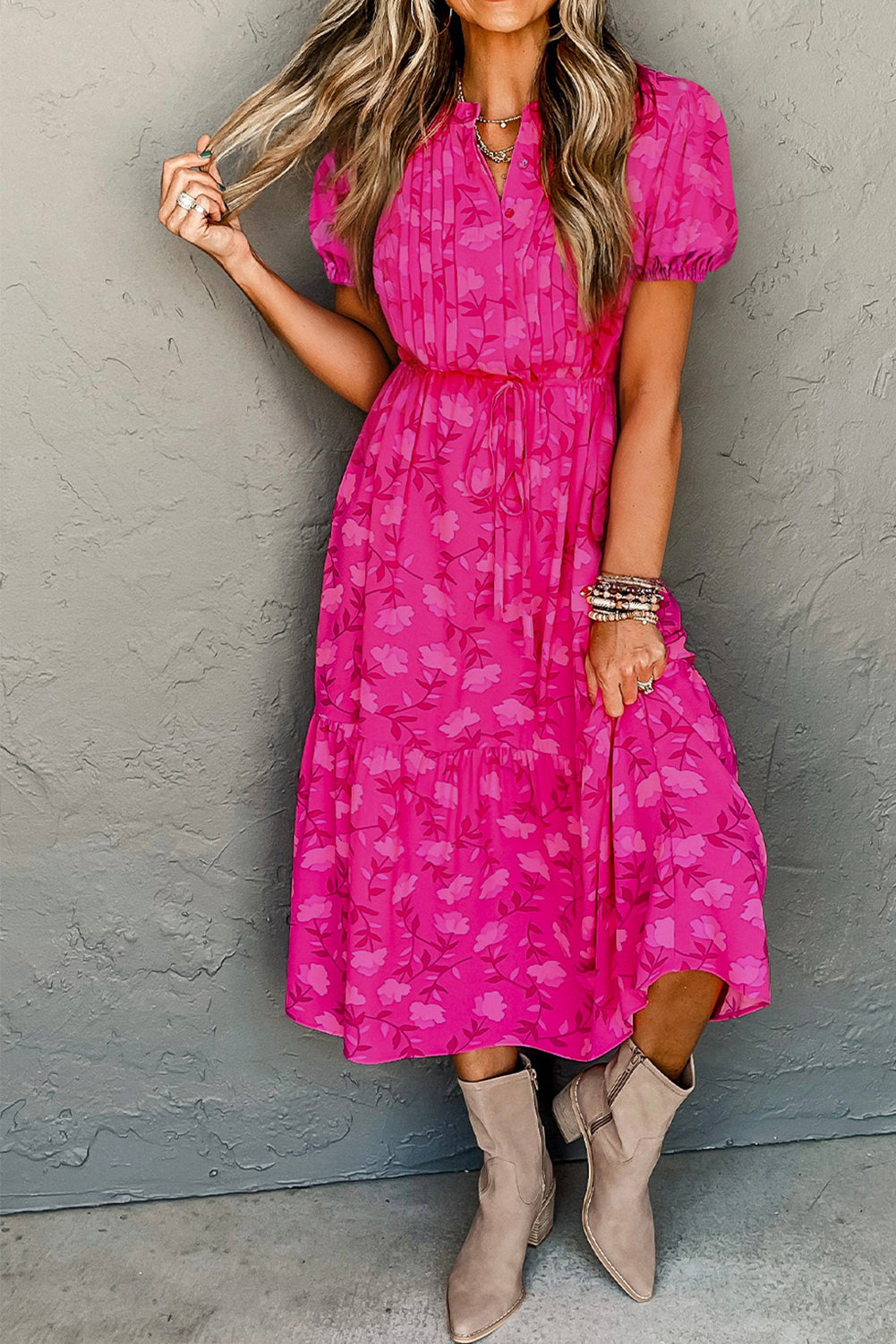 Rose Red Pleated Lace-up High Waist Puff Sleeve Floral Midi DressMaterial:100%Viscose
The midi dress exudes elegance with its charming floral pattern and flattering silhouette, perfect for a romantic and feminine look.