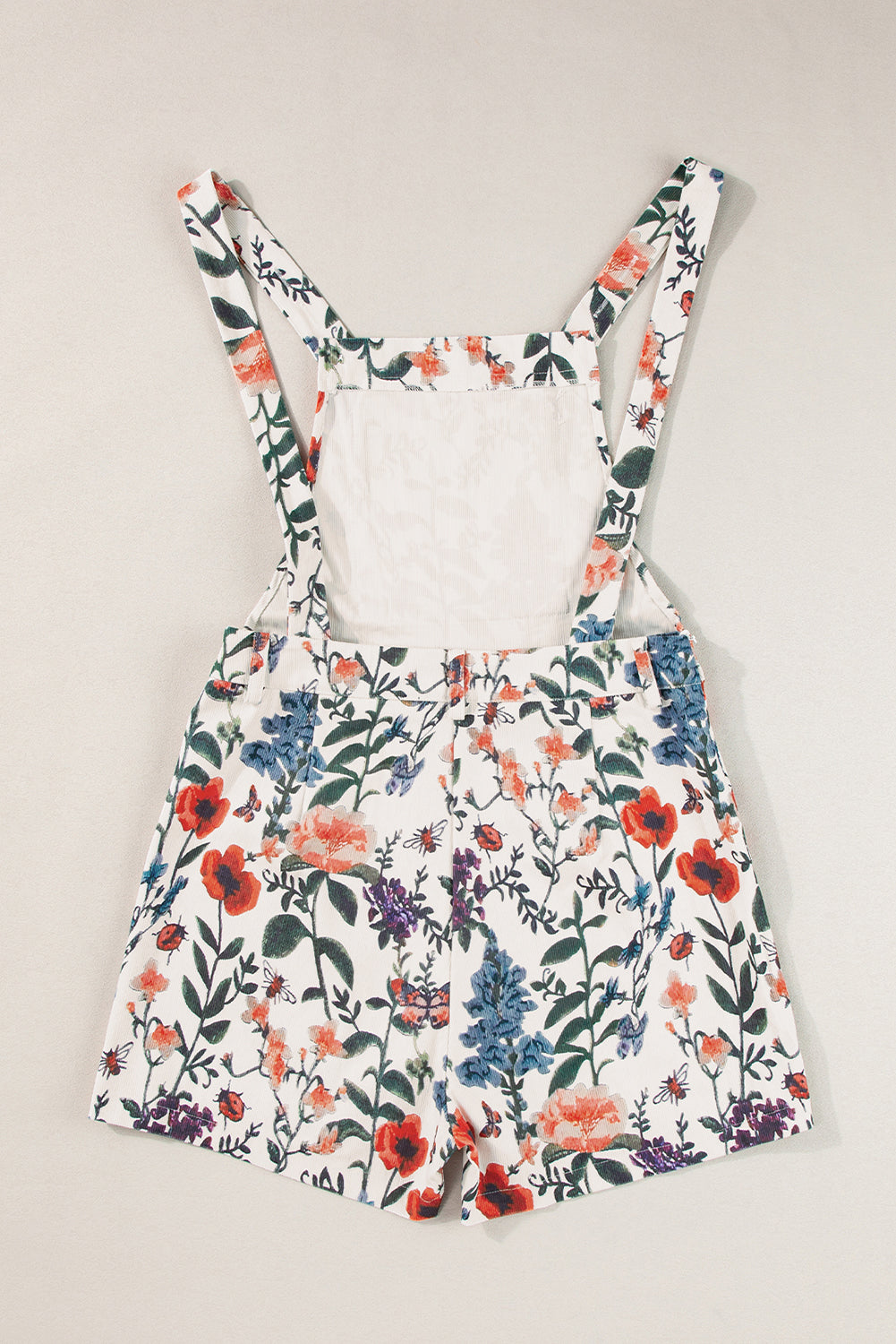 Beige Floral Print Bib Open Back RomperMaterial:100%Polyester
• Crafted in a charming beige floral print, this romper is perfect for summer outings, exuding a fresh and feminine vibe.
• Featuring a uni