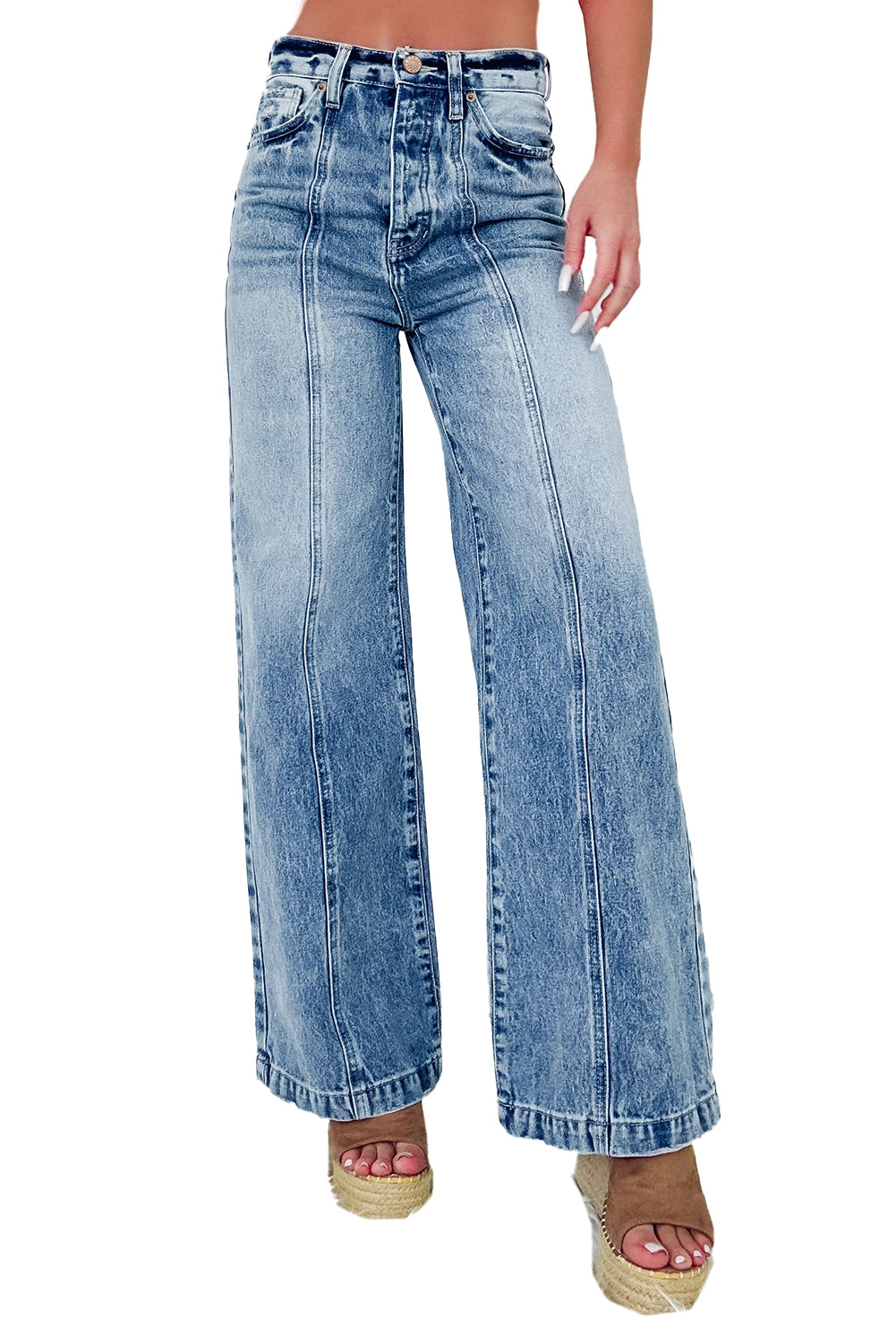 Dusk Blue Central Seamed Wide Leg High Waist JeansMaterial:72%Cotton+26%Polyester+2%Elastane
• Crafted in a rich dusk blue hue, these high waist jeans exude a sophisticated vibe, perfect for day-to-night styling.
