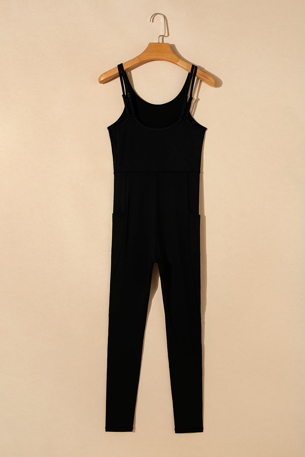 Black High Waist Backless Side Pockets Slim Fit Sports JumpsuitMaterial:90%Polyester+10%Elastane
Stay comfy and stylish during workouts with this sport jumpsuit
It features a high waist design that offers a flatt