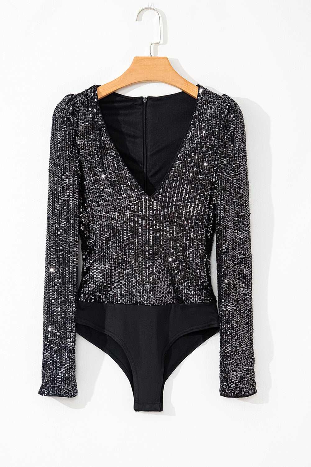 Black Sequin V Neck Zipped Long Sleeve BodysuitMaterial:95%POLYESTER+5%ELASTANE
Prepare to be mesmerized by this stunning sequin bodysuit that's bound to turn heads.
With its sexy v-neck, lo