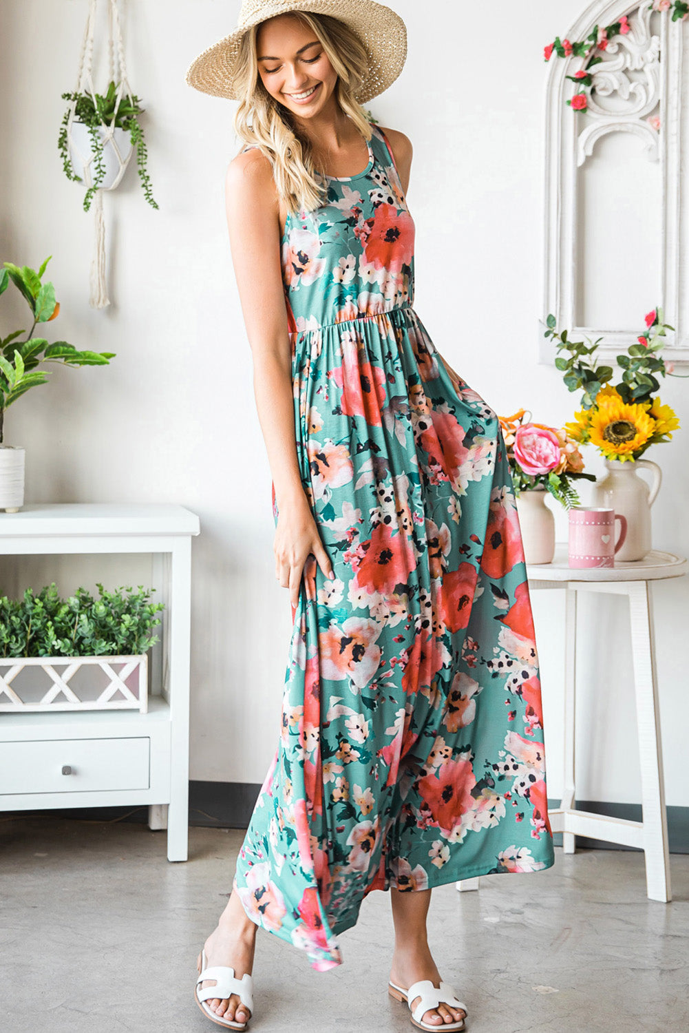 Green Floral Print Sleeveless Maxi Summer Tank DressMaterial:95%Polyester+5%Elastane
•A floral print dress that features a sleeveless design, a long maxi length, and a round neck for a sophisticated look.