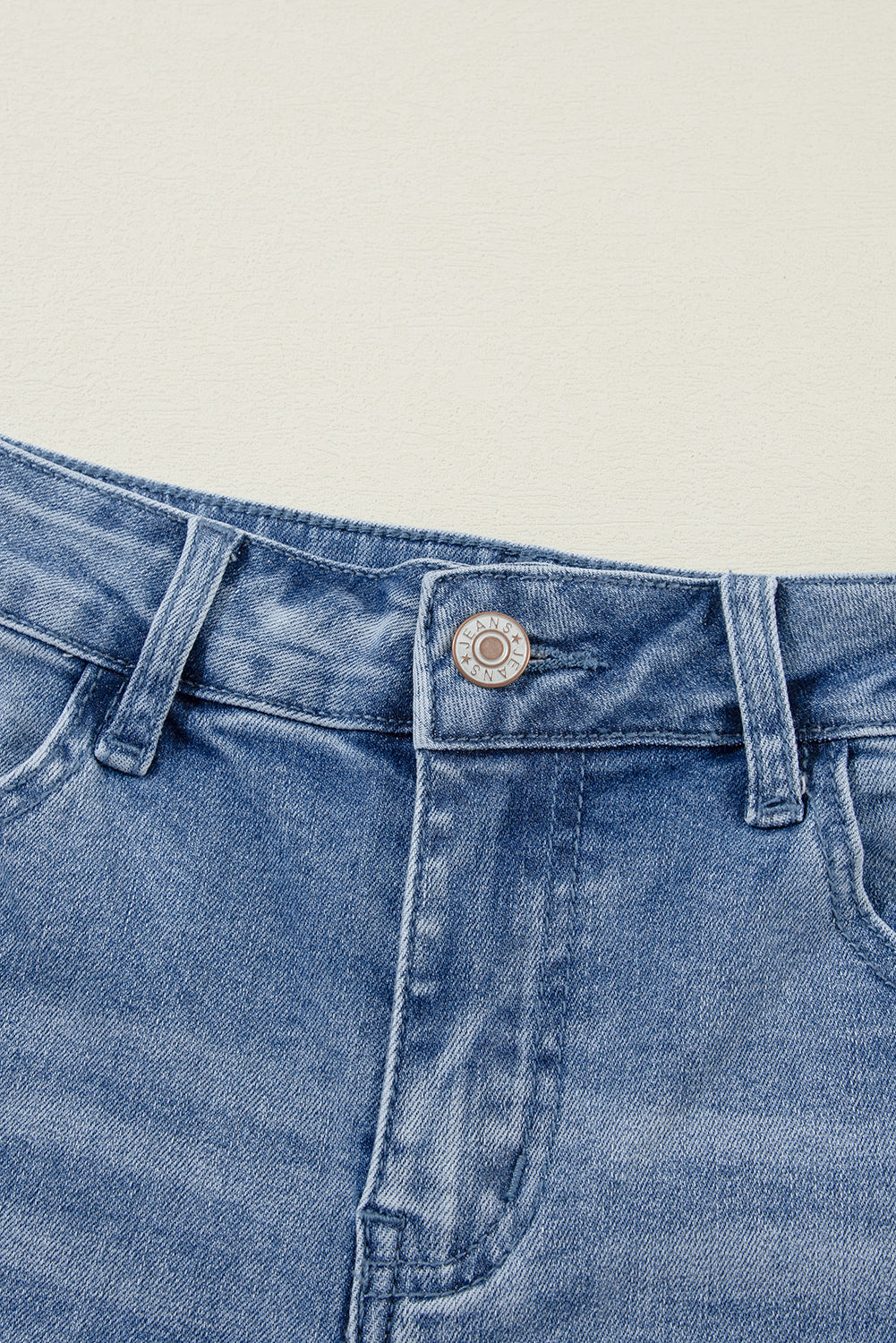 Ashleigh Blue Acid Wash Distressed Wide Leg High Waist JeansMaterial:93%Cotton+5%polyester+2%Elastane
• Distressed wide-leg jeans in a unique acid wash, perfect for a vintage look with a modern twist.
• High-waisted design