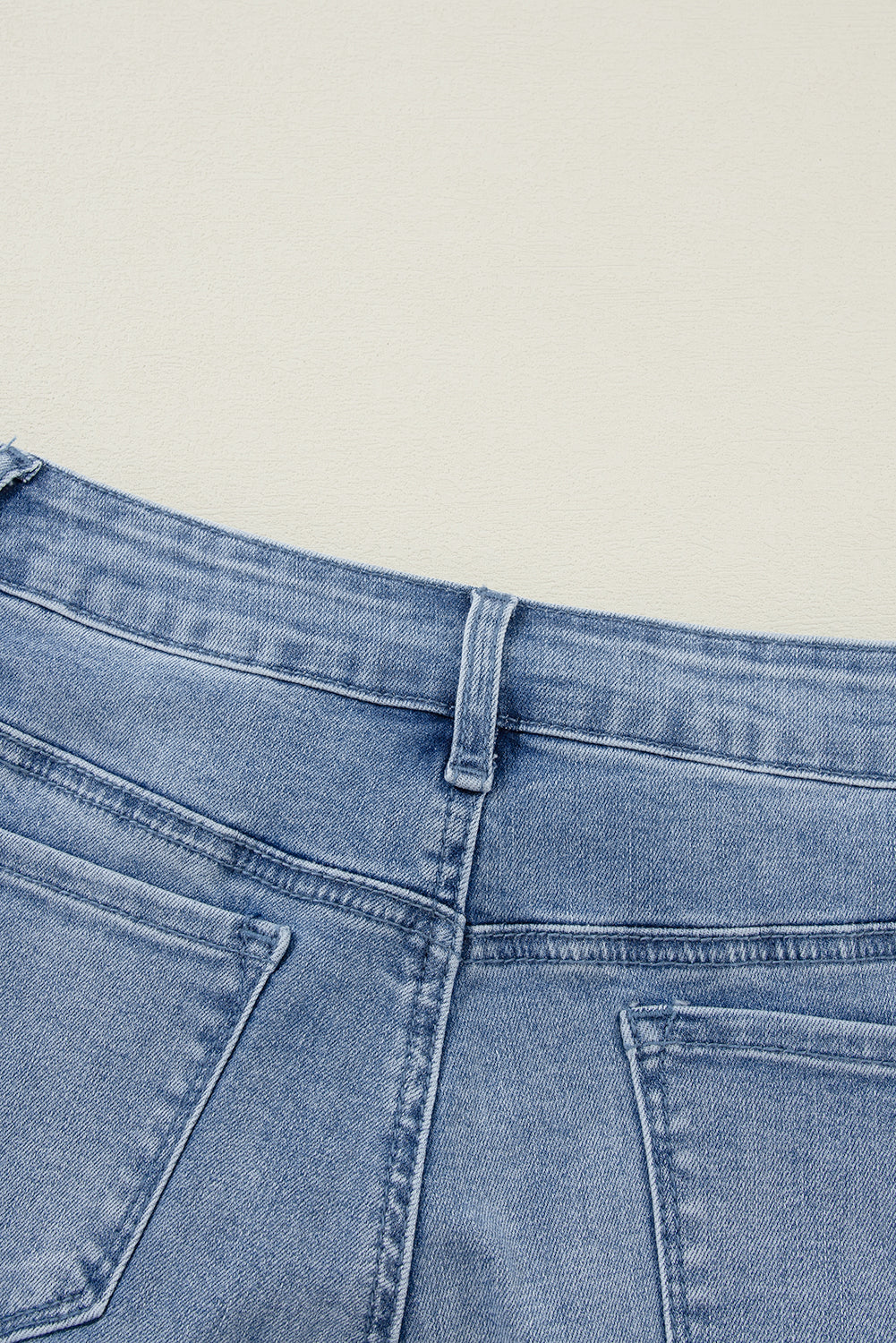 Ashleigh Blue Acid Wash Distressed Wide Leg High Waist JeansMaterial:93%Cotton+5%polyester+2%Elastane
• Distressed wide-leg jeans in a unique acid wash, perfect for a vintage look with a modern twist.
• High-waisted design