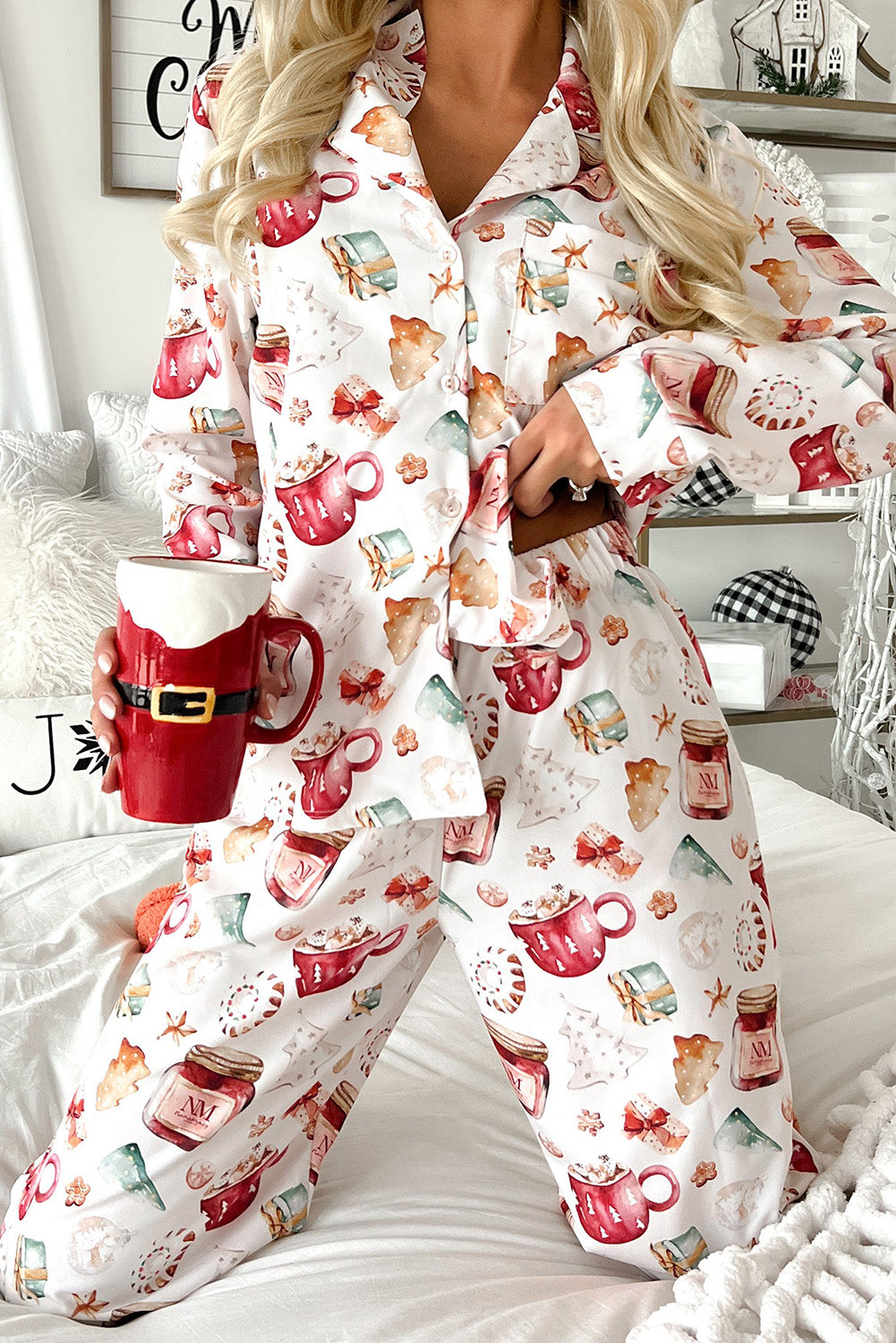 White Christmas Pattern Long Sleeve Shirt and Pants Pajama SetMaterial:100%Viscose
Festive Christmas pattern for a joyful holiday vibe.
Long sleeves provide warmth and comfort during the festive season.