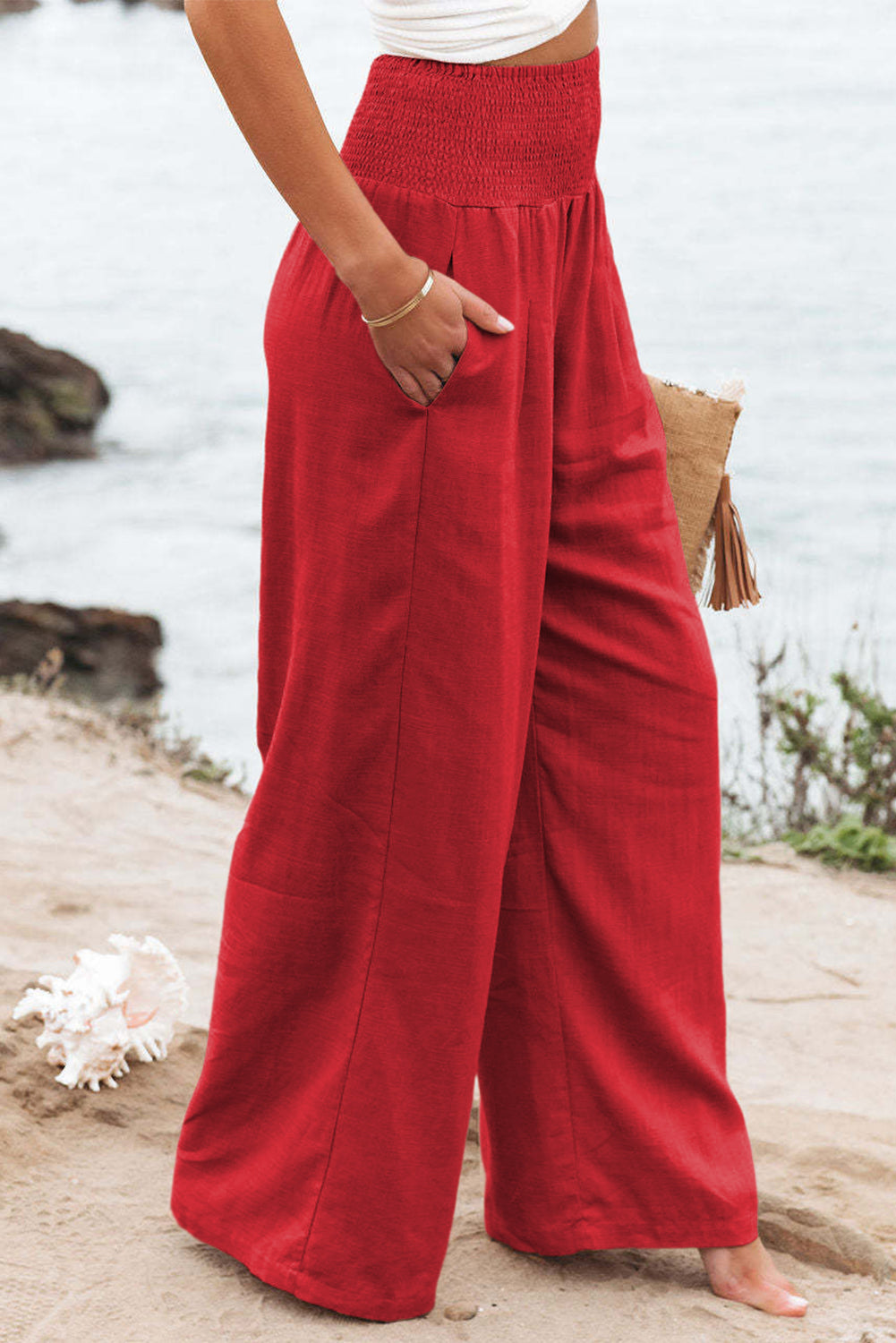 Black Smocked Wide Waistband High Waist Wide Leg PantsMaterial:65%COTTON+35%POLYESTER
Flattering smocked waistband cinches at the
waist for a lovely silhouette
High waist design elongates legs for a
st