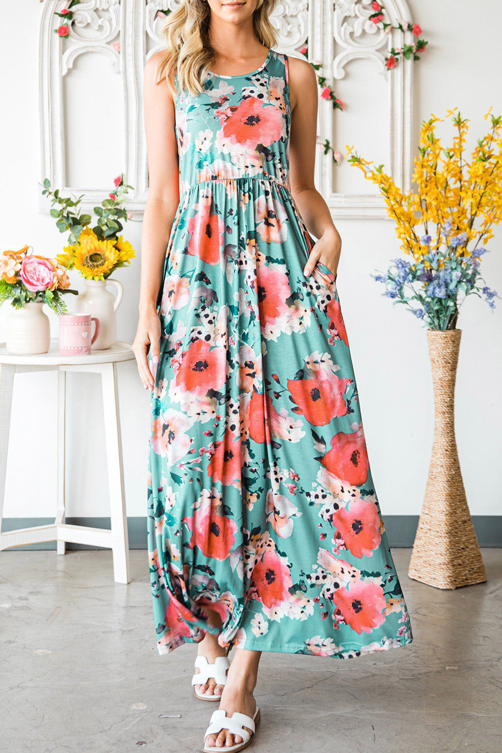 Green Floral Print Sleeveless Maxi Summer Tank DressMaterial:95%Polyester+5%Elastane
•A floral print dress that features a sleeveless design, a long maxi length, and a round neck for a sophisticated look.