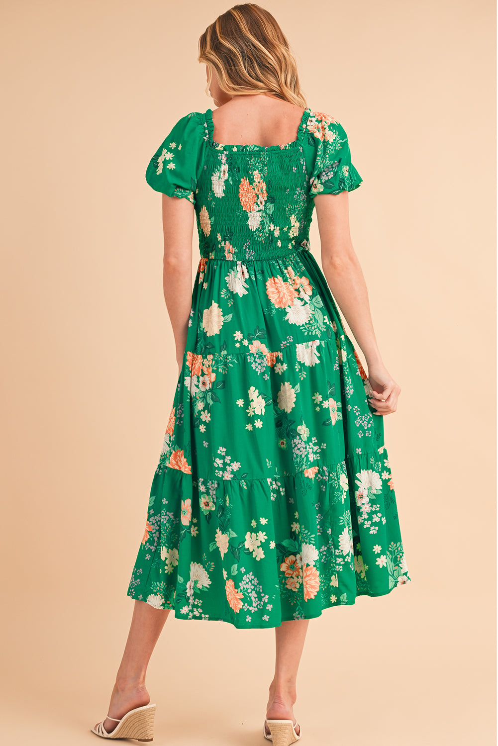 Green Floral Print Bubble Sleeve Smocked Tiered Midi DressMaterial:100%Viscose
This chic dress adds a vibrant and feminine touch, creating a romantic look
The smocked panel provides a fitted and flattering w