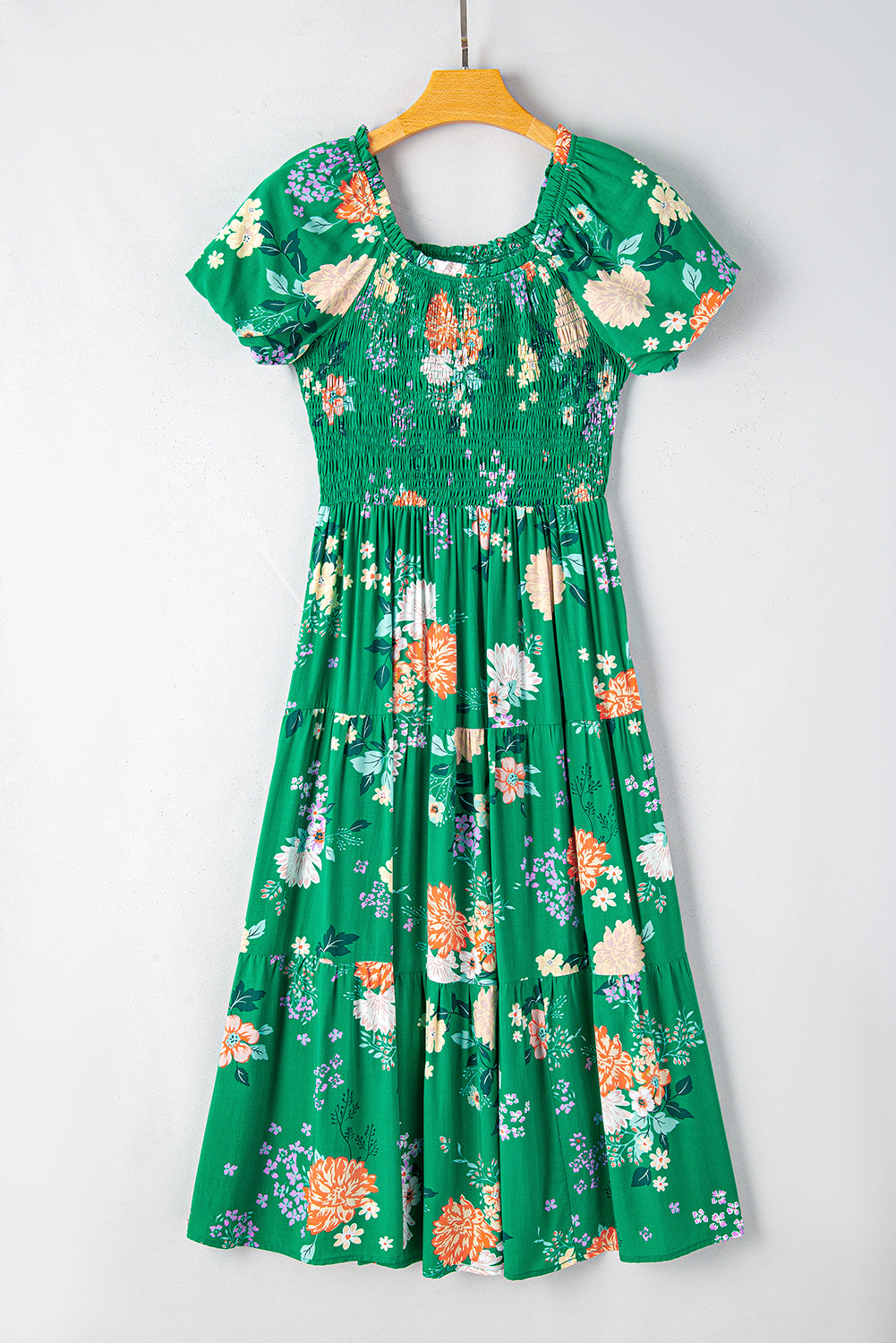 Green Floral Print Bubble Sleeve Smocked Tiered Midi DressMaterial:100%Viscose
This chic dress adds a vibrant and feminine touch, creating a romantic look
The smocked panel provides a fitted and flattering w