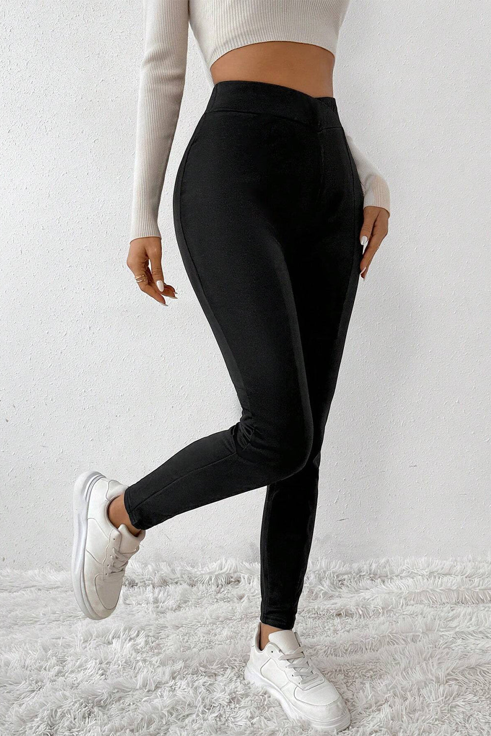 Black Crossed Waist Seamed Leg Thermal LeggingsMaterial:67%Polyester+30%Viscose+3%Elastane
• Embrace sophistication with these leggings, featuring a stylish black color that adds a touch of elegance to any outf