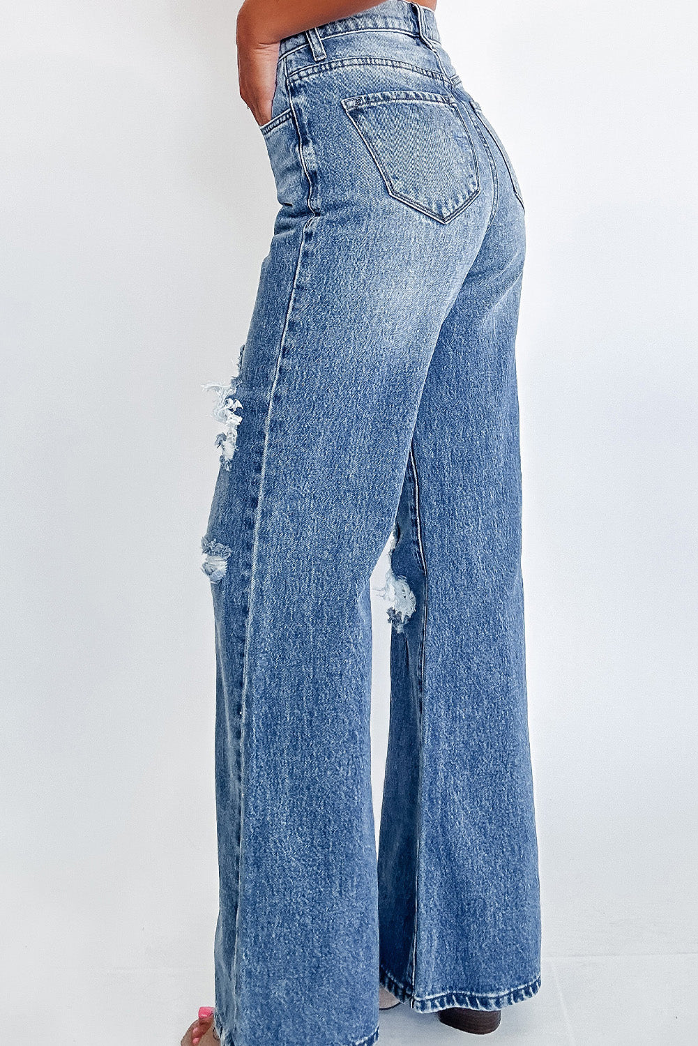 Ashleigh Blue Acid Wash Distressed Wide Leg High Waist JeansMaterial:93%Cotton+5%polyester+2%Elastane
• Distressed wide-leg jeans in a unique acid wash, perfect for a vintage look with a modern twist.
• High-waisted design