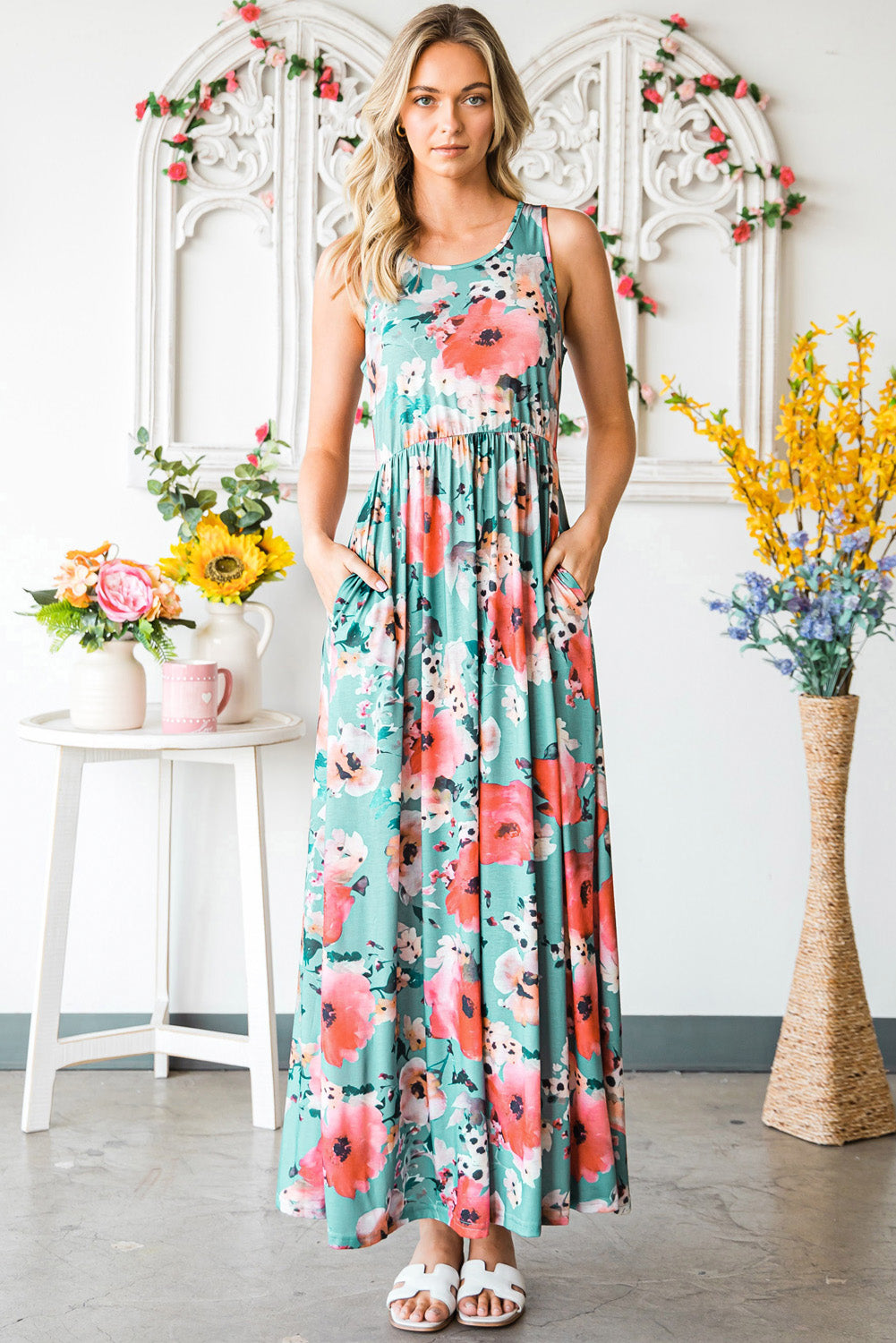 Green Floral Print Sleeveless Maxi Summer Tank DressMaterial:95%Polyester+5%Elastane
•A floral print dress that features a sleeveless design, a long maxi length, and a round neck for a sophisticated look.