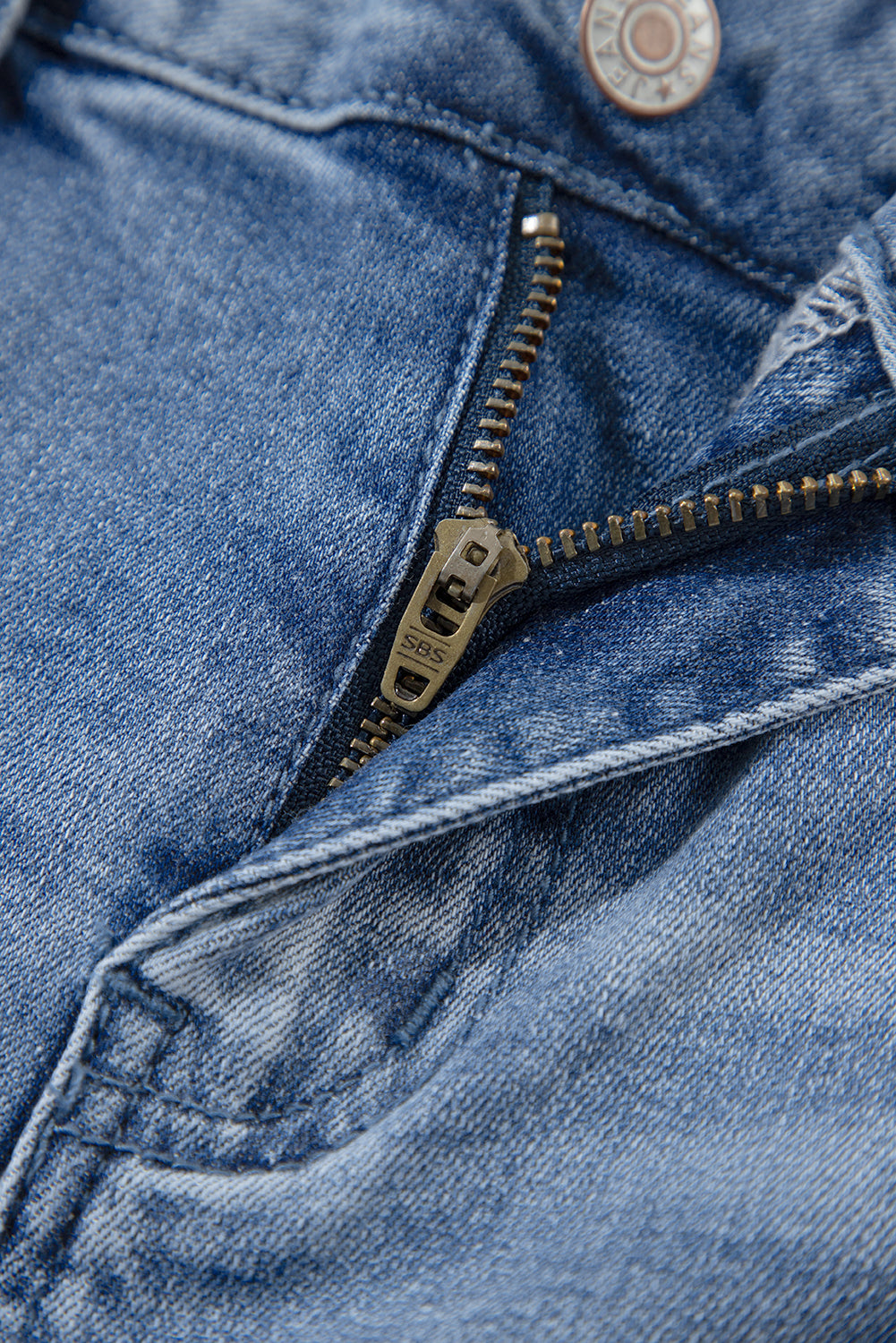 Ashleigh Blue Acid Wash Distressed Wide Leg High Waist JeansMaterial:93%Cotton+5%polyester+2%Elastane
• Distressed wide-leg jeans in a unique acid wash, perfect for a vintage look with a modern twist.
• High-waisted design