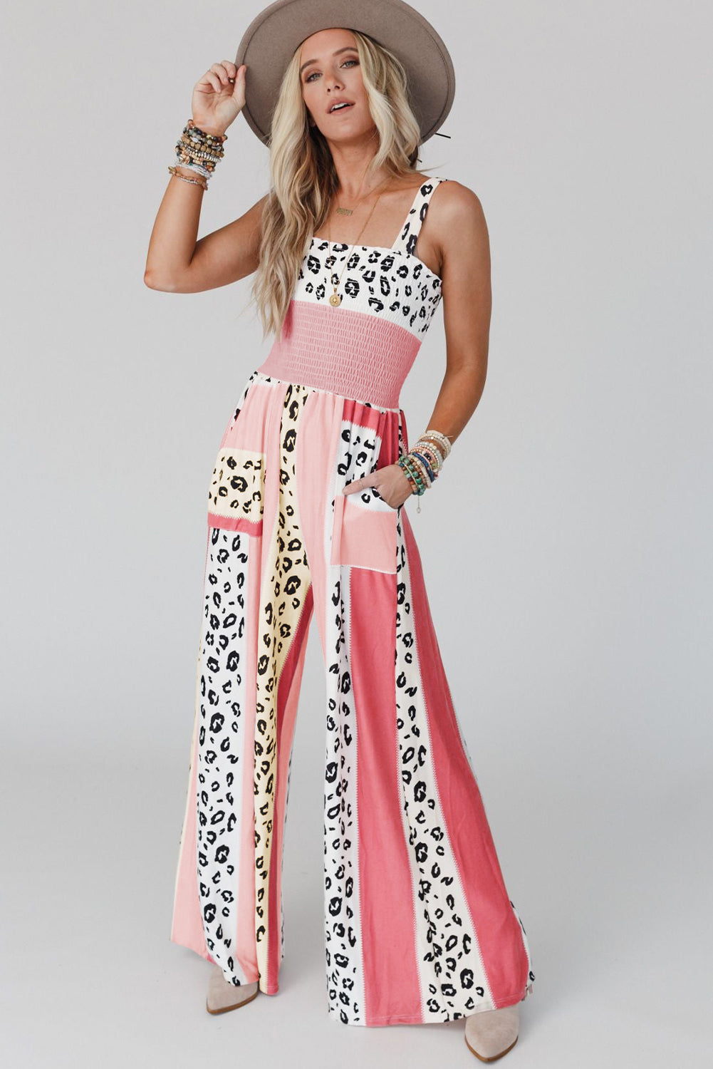 Pink Leopard Color Block Patchwork Strap JumpsuitMaterial:100%Polyester
The pink leopard color block mix print design creates a trendy and playful look, perfect for making a fashion statement.
The