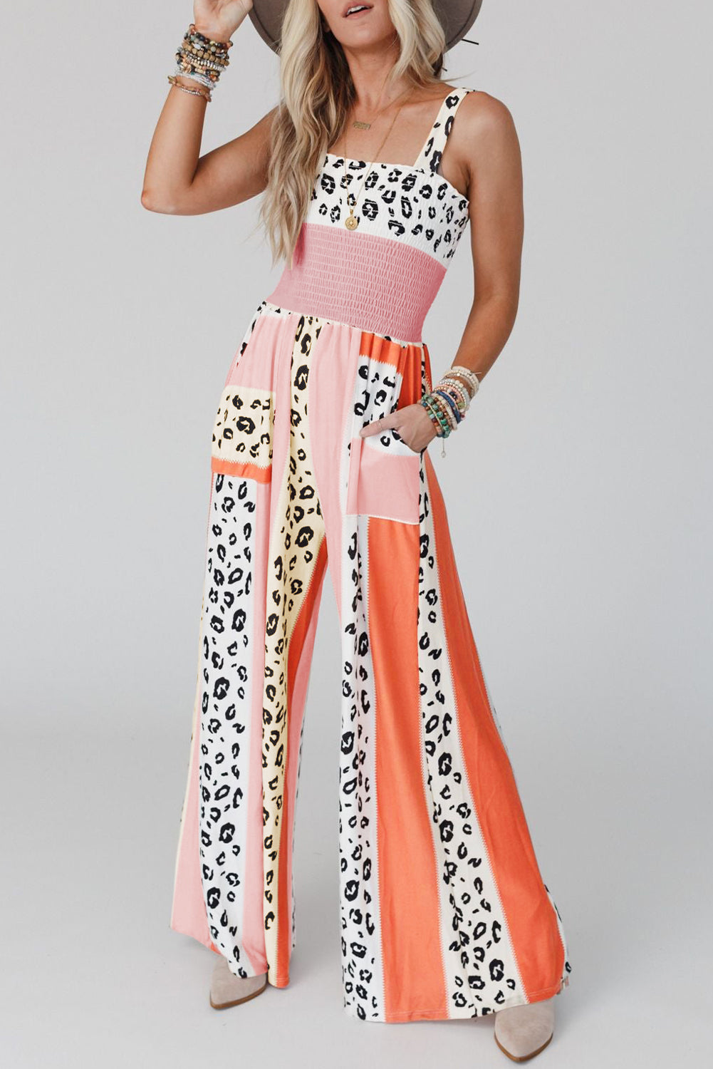 Pink Leopard Color Block Patchwork Strap JumpsuitMaterial:100%Polyester
The pink leopard color block mix print design creates a trendy and playful look, perfect for making a fashion statement.
The