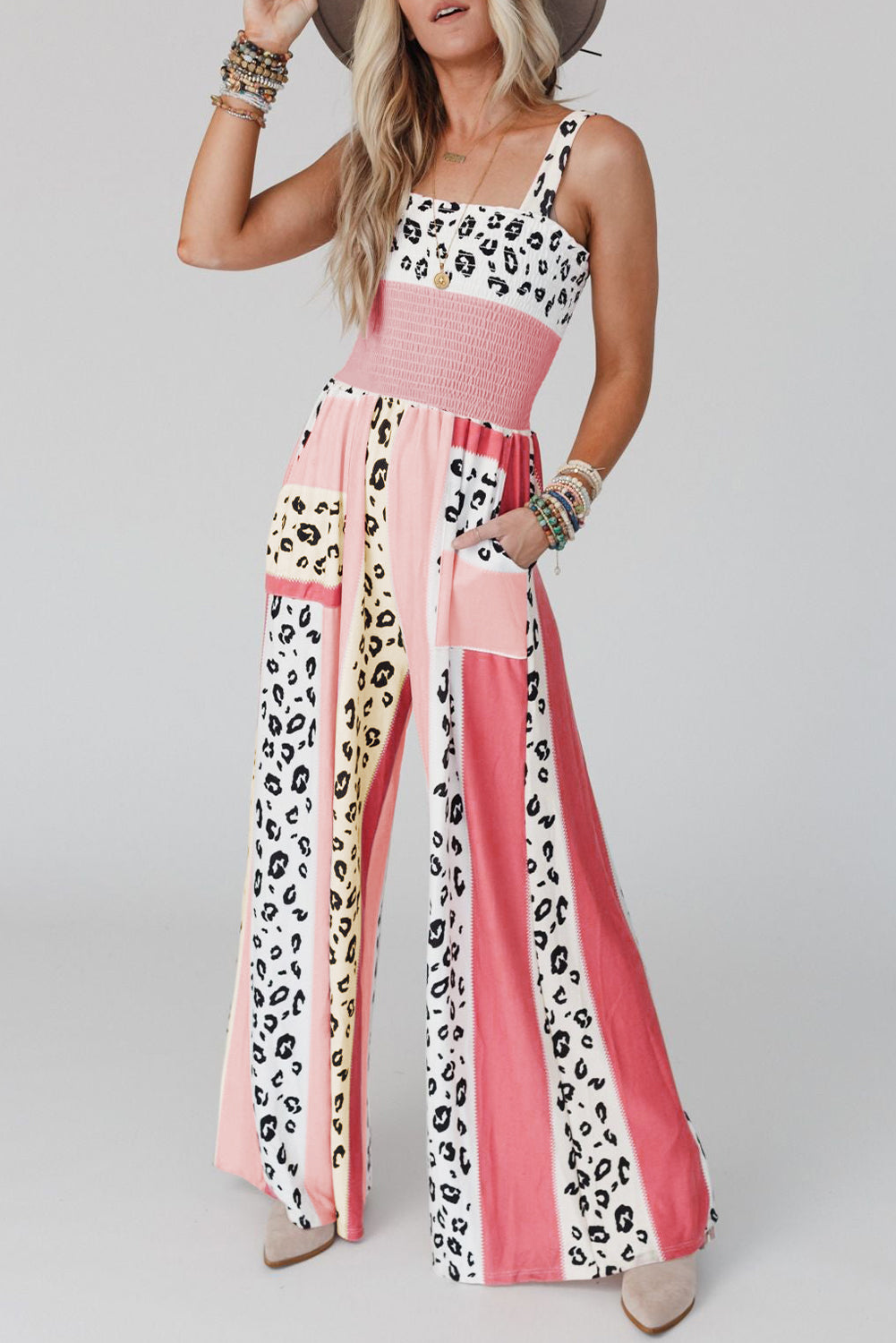 Pink Leopard Color Block Patchwork Strap JumpsuitMaterial:100%Polyester
The pink leopard color block mix print design creates a trendy and playful look, perfect for making a fashion statement.
The