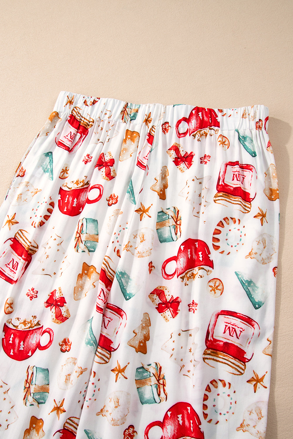 White Christmas Pattern Long Sleeve Shirt and Pants Pajama SetMaterial:100%Viscose
Festive Christmas pattern for a joyful holiday vibe.
Long sleeves provide warmth and comfort during the festive season.