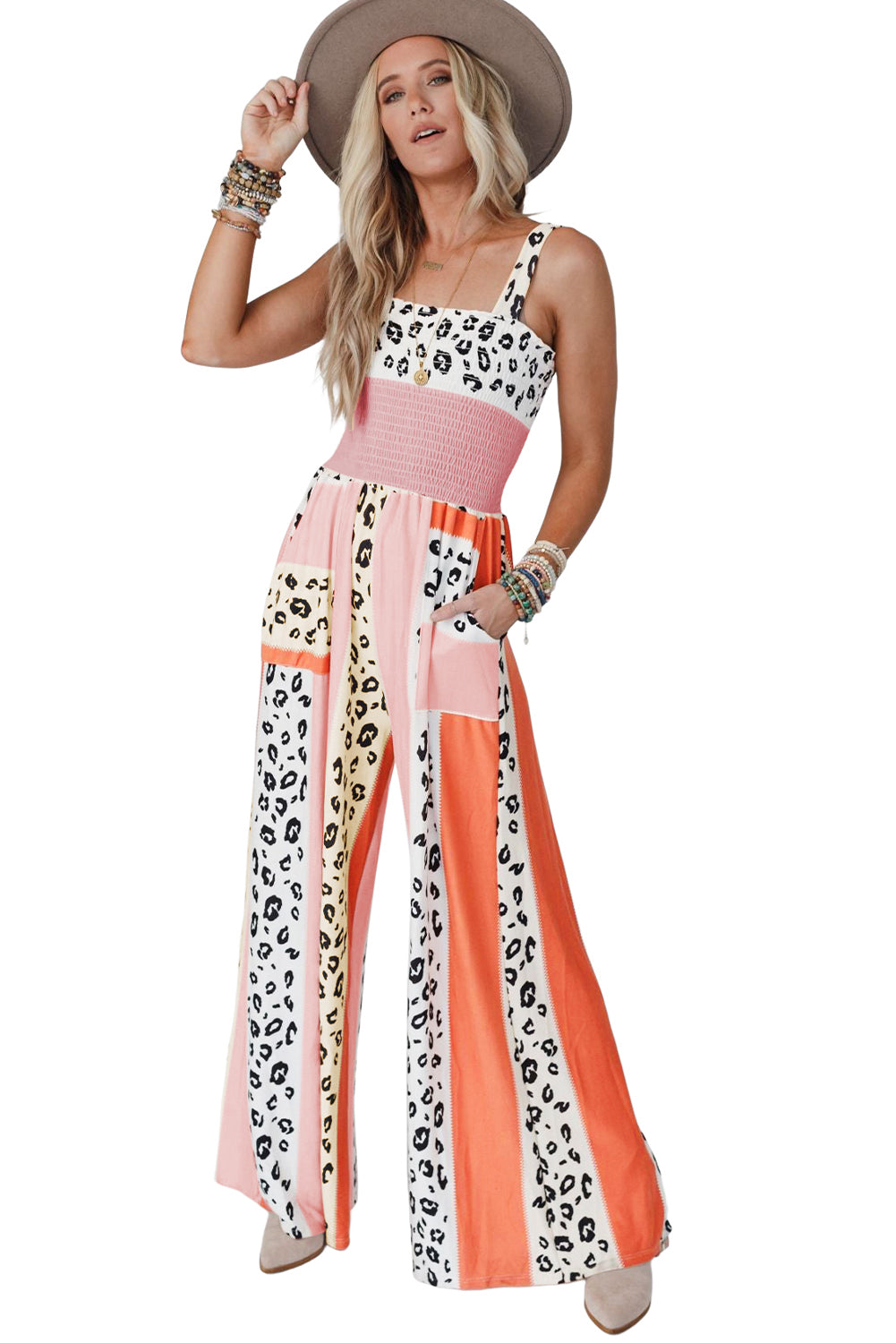 Pink Leopard Color Block Patchwork Strap JumpsuitMaterial:100%Polyester
The pink leopard color block mix print design creates a trendy and playful look, perfect for making a fashion statement.
The