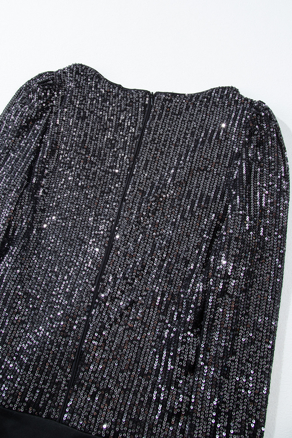 Black Sequin V Neck Zipped Long Sleeve BodysuitMaterial:95%POLYESTER+5%ELASTANE
Prepare to be mesmerized by this stunning sequin bodysuit that's bound to turn heads.
With its sexy v-neck, lo