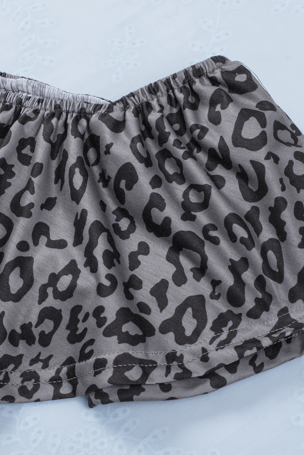 Leopard Print Ruffle Pocket Off Shoulder RomperMaterial:95%Polyester+5%Elastane
This ladies’ romper is classic and wild with animal print all over
Off-shoulder design with elastic neckline, overla