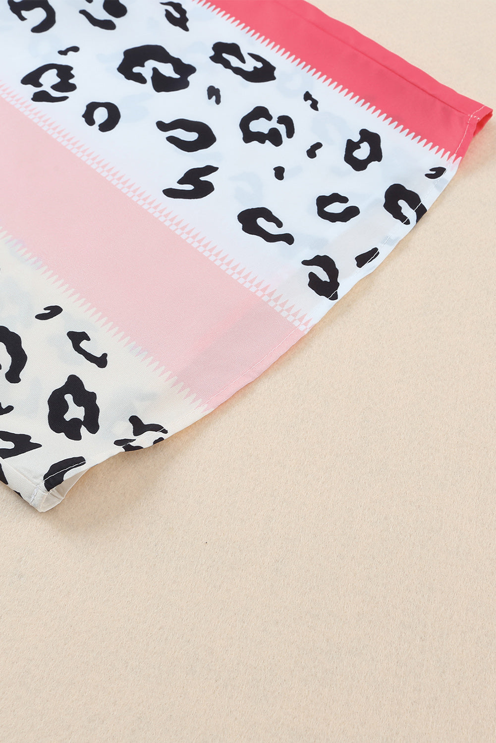 Pink Leopard Color Block Patchwork Strap JumpsuitMaterial:100%Polyester
The pink leopard color block mix print design creates a trendy and playful look, perfect for making a fashion statement.
The