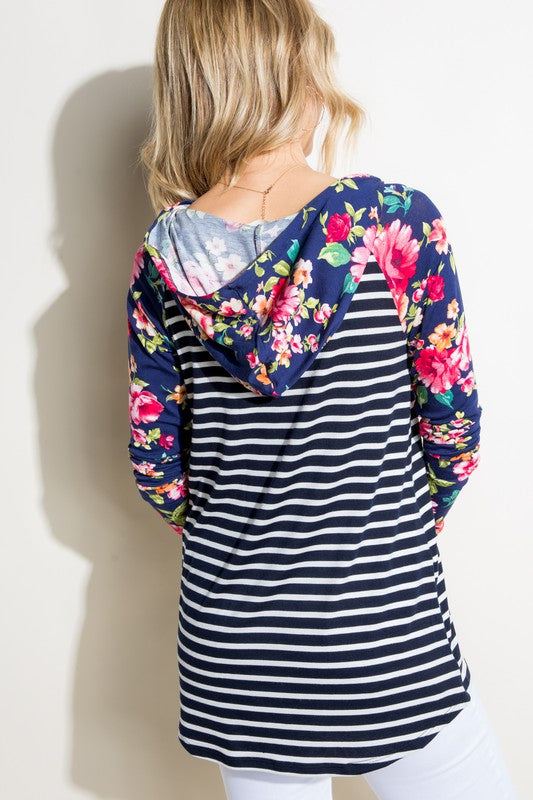 PLUS STRIPE FLORAL MIX HOODIE TOPSTRIPE FLORAL PRINT MIXED FRONT POCKET HOODIE LONG SLEEVE HIGH LOW PLUS TOP95% RAYON, 5% SPANDEX MADE IN USA1X/2X/3X 2-2-2
Style: Casual
Print / Pattern: STRIPE &amp