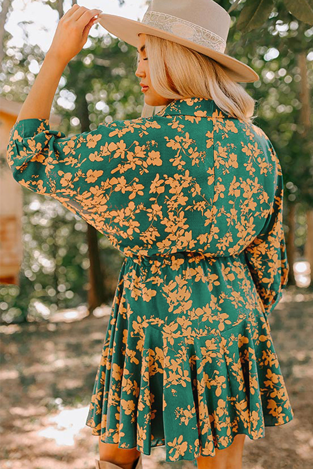 Green Floral Print Drawstring Flowy Short DressMaterial:100%Polyester

• Embrace the carefree boho spirit in this mini dress, featuring a playful floral pattern that exudes effortless charm. 
• The adjustable d