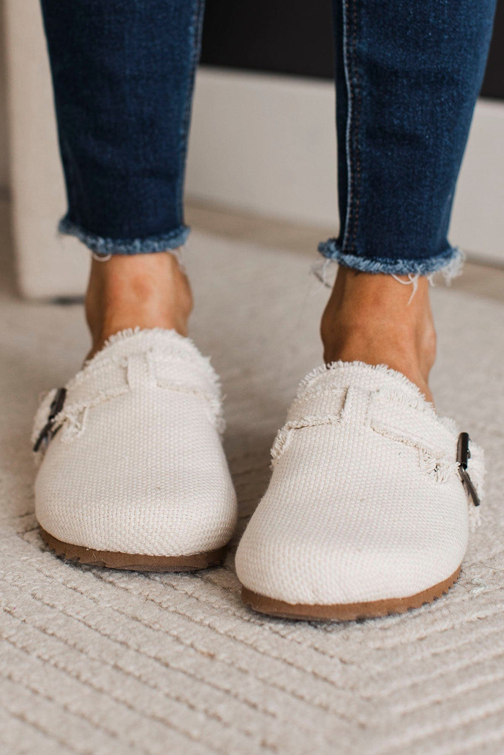 Beige Woven Linen Distressed Buckle Decor Slippers• Embrace comfort with these slippers, perfect for daily wear in spring and autumn.
• The boho-chic style of these slippers adds a touch of laid-back charm to any o