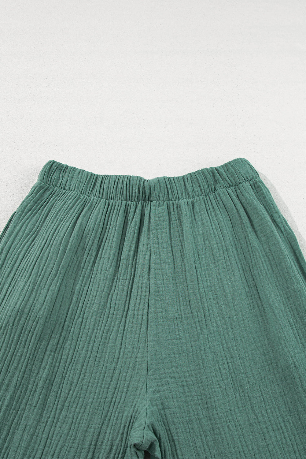 Black Plain Cotton Tiered Ruffle Flare High Waisted PantsMaterial:100%Cotton


	


		The vibrant green color adds a pop of color to your outfit, while the ruffle detailing brings a touch of femininity and flair.
	
	
