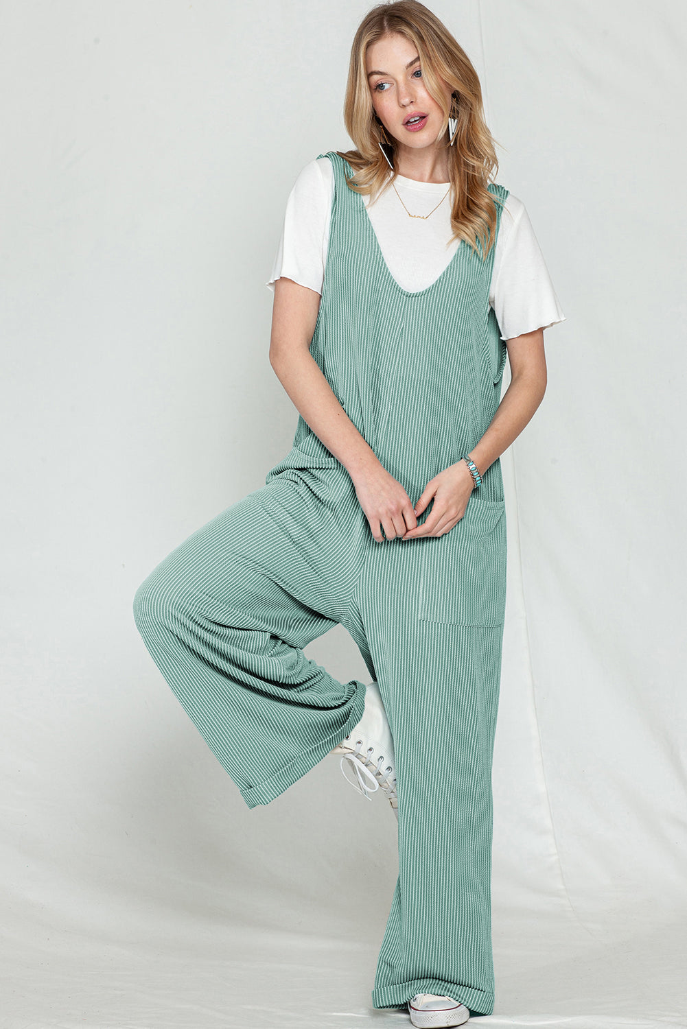 Parchment Pockets Oversized Ribbed Wide Leg JumpsuitMaterial:75％Polyester+20％Viscose+5％Elastane



		The jumpsuit is colored in a vibrant shade, adding a pop of color to your outfit.
	
	
		It features an oversize