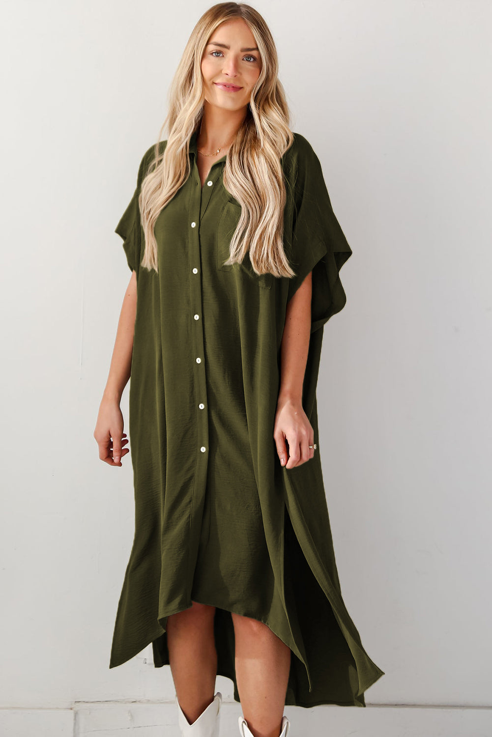 Jungle Green Loose High Low Side Slits Short Sleeve Shirt DressMaterial:100%Polyester


	

			This dress is designed to be friendly to any shape, offering a relaxed fit and comfortable wear.
		
		
			Featuring a collared n