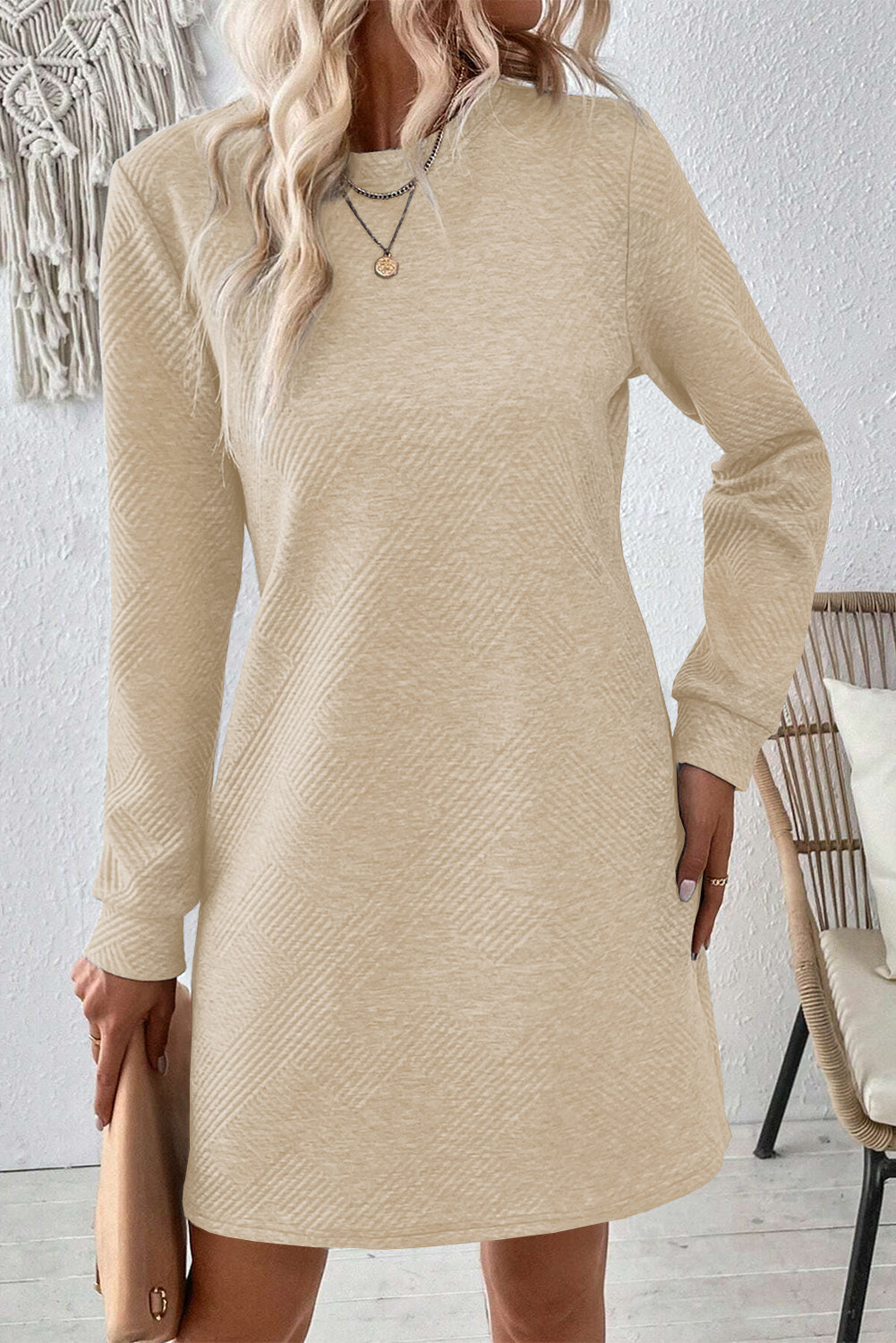 Gray Solid Color Textured Long Sleeve Shift Short DressMaterial:97%Polyester+3%Elastane

• Effortlessly chic, this gray shift dress boasts a solid color and a textured fabric that adds depth and interest to your look.
